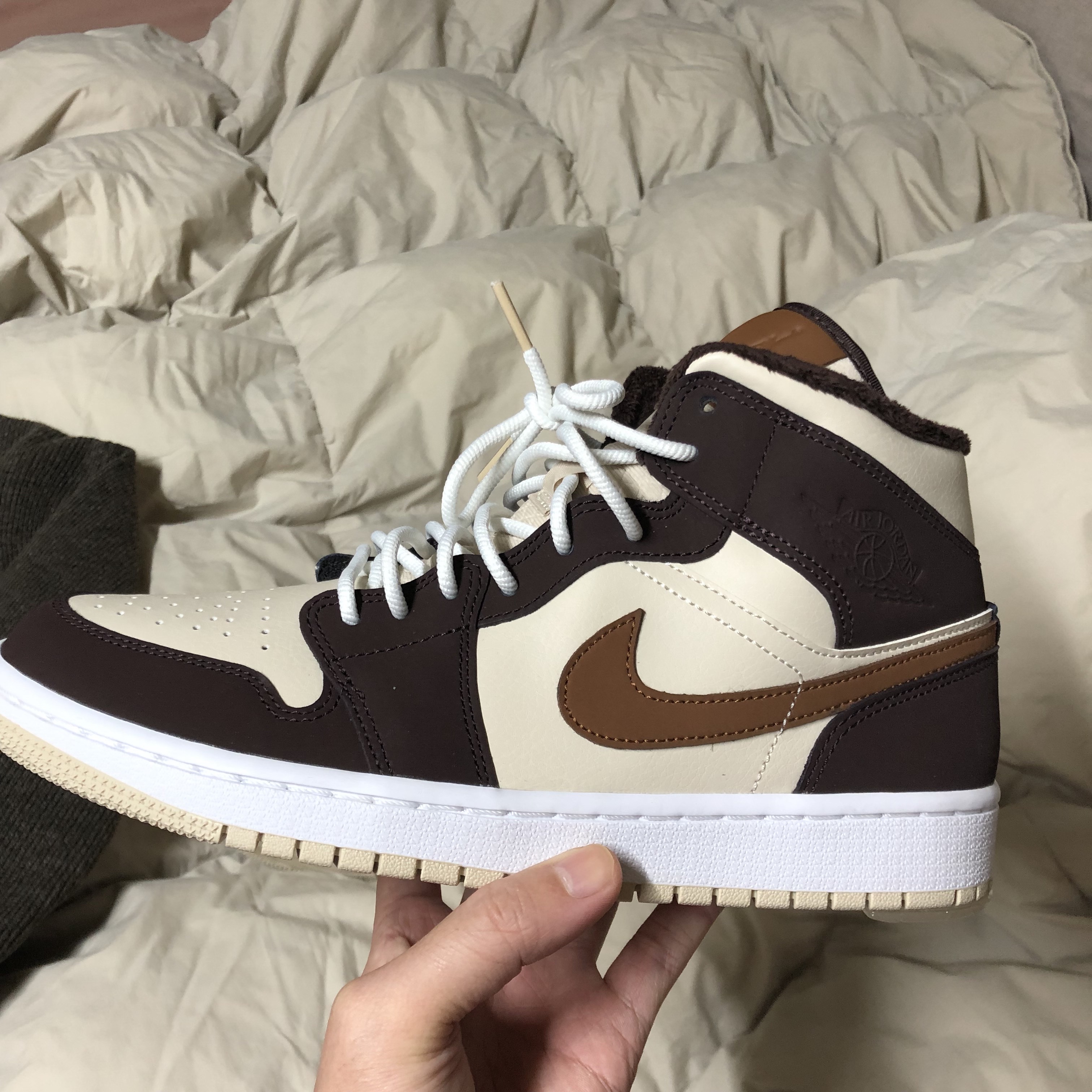 (W) Jordan 1 Mid Fleece Baroque Brown Sail 착용 스타일 - 2