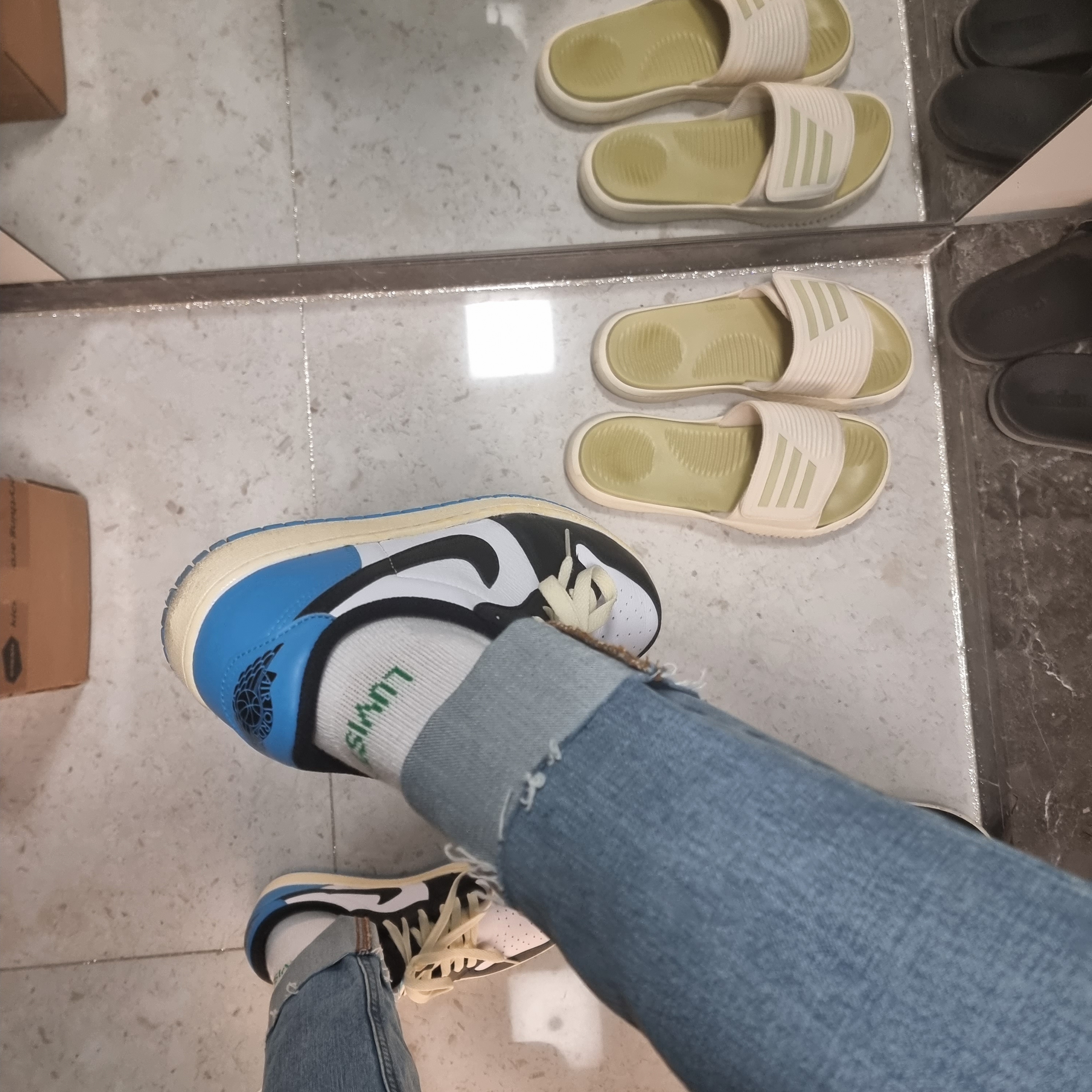 (W) Jordan 1 Retro Low OG Black and Dark Powder Blue 착용 스타일 - 2