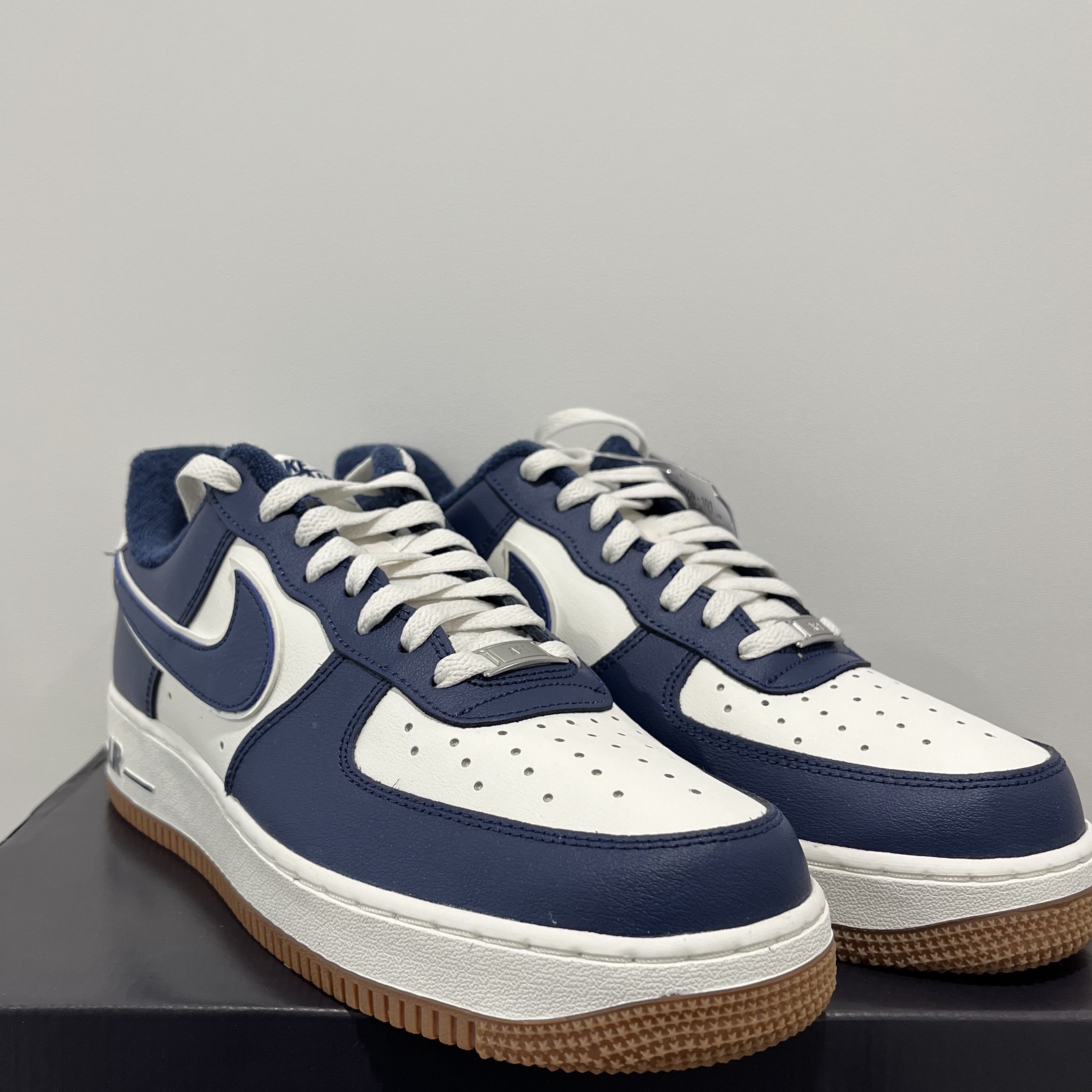 Nike Air Force 1 '07 LV8 Midnight Navy 착용 스타일 - 2