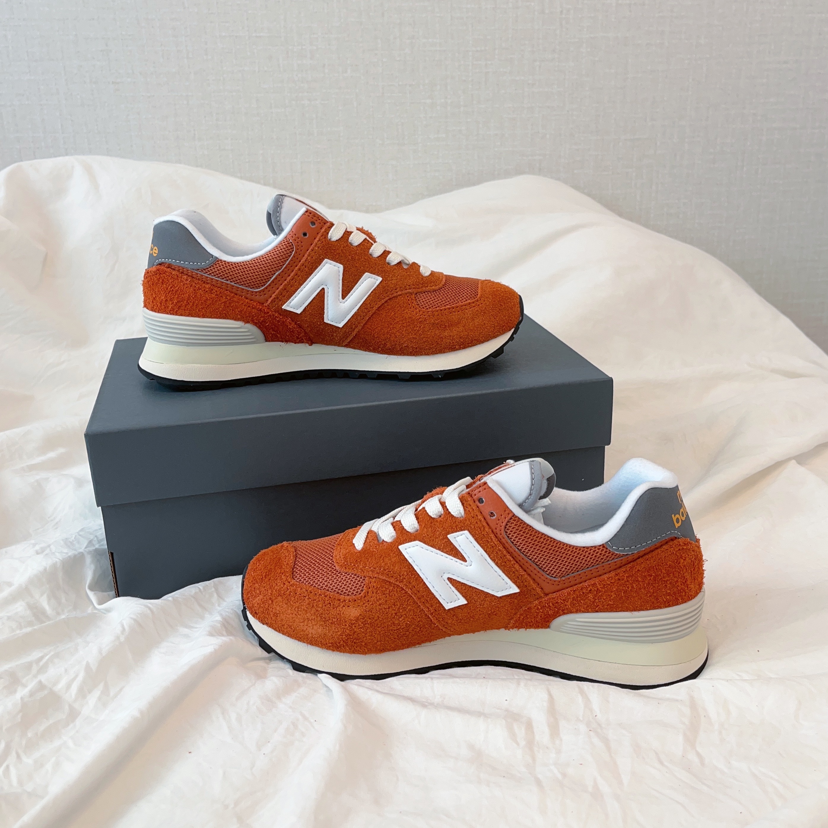 New Balance 574 Heritage Orange Burst White 착용 스타일 - 3