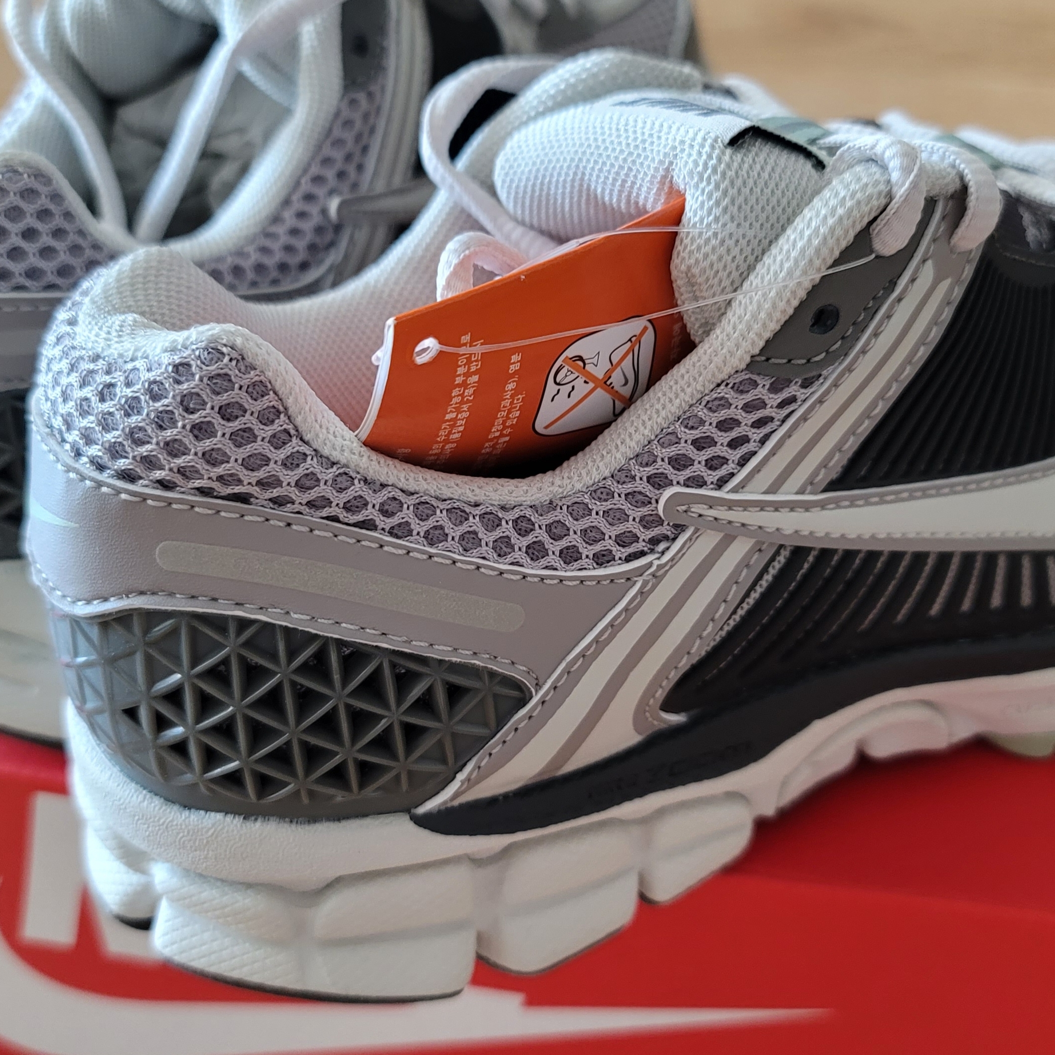 (W) Nike Zoom Vomero 5 Cobblestone and Flat Pewter 착용 스타일 - 3