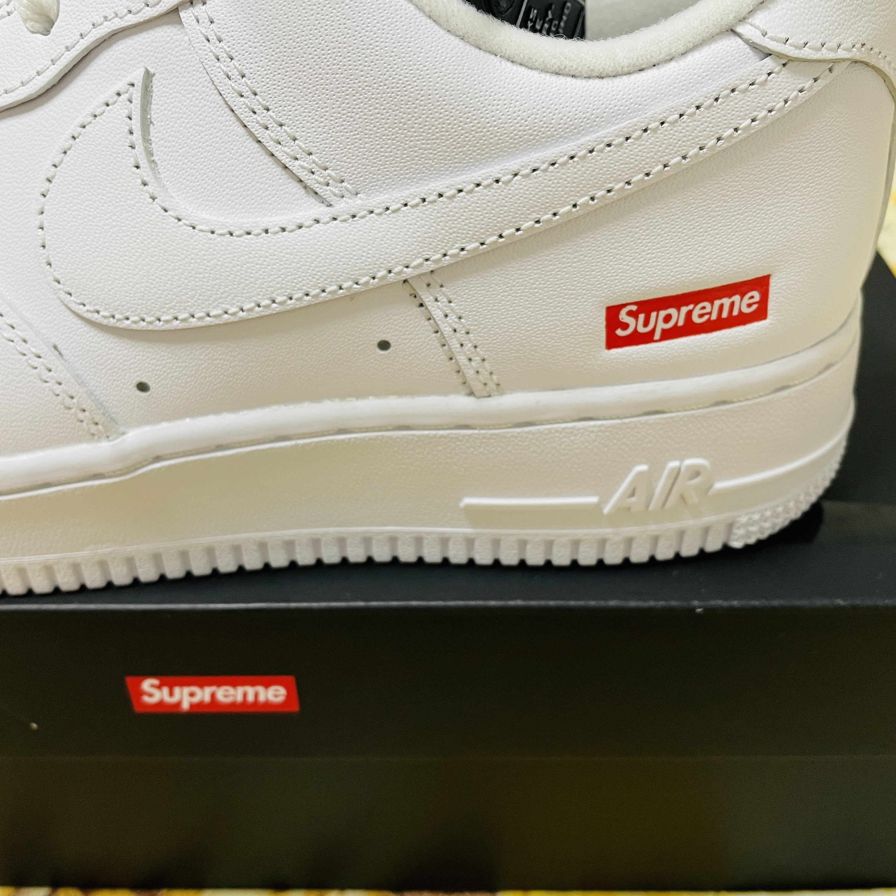 Nike x Supreme Air Force 1 Low White 착용 스타일 - 4