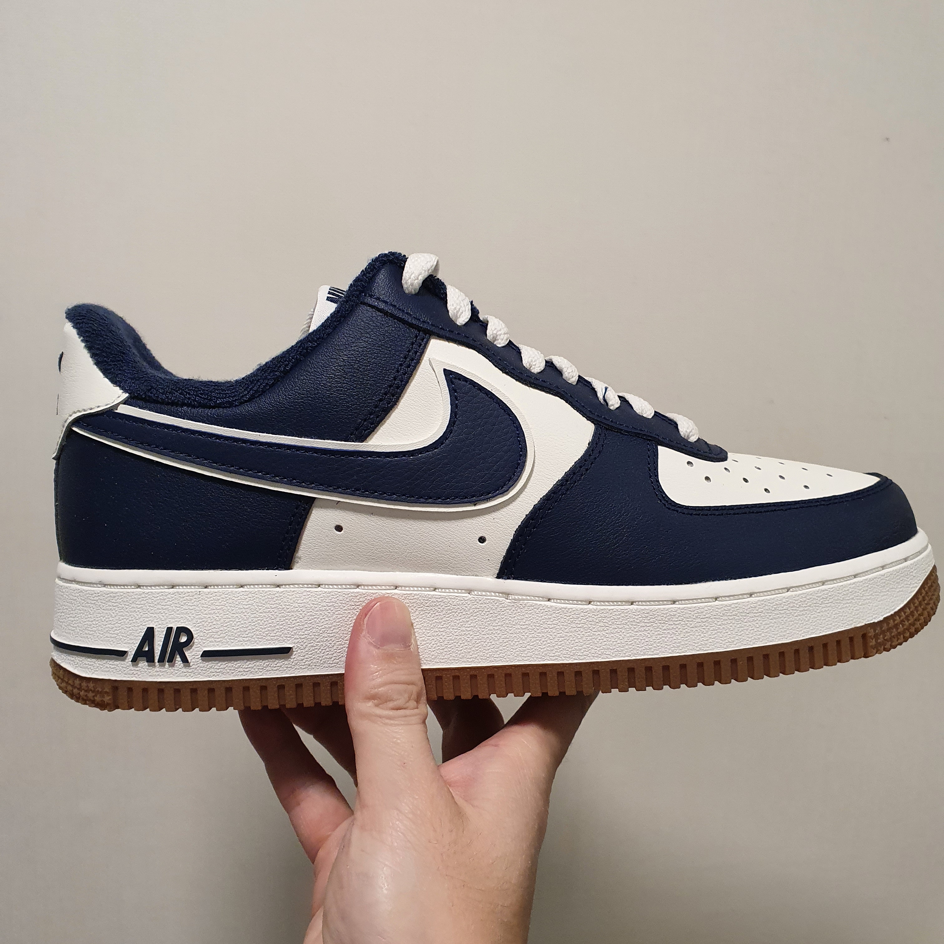 Nike Air Force 1 '07 LV8 Midnight Navy 착용 스타일