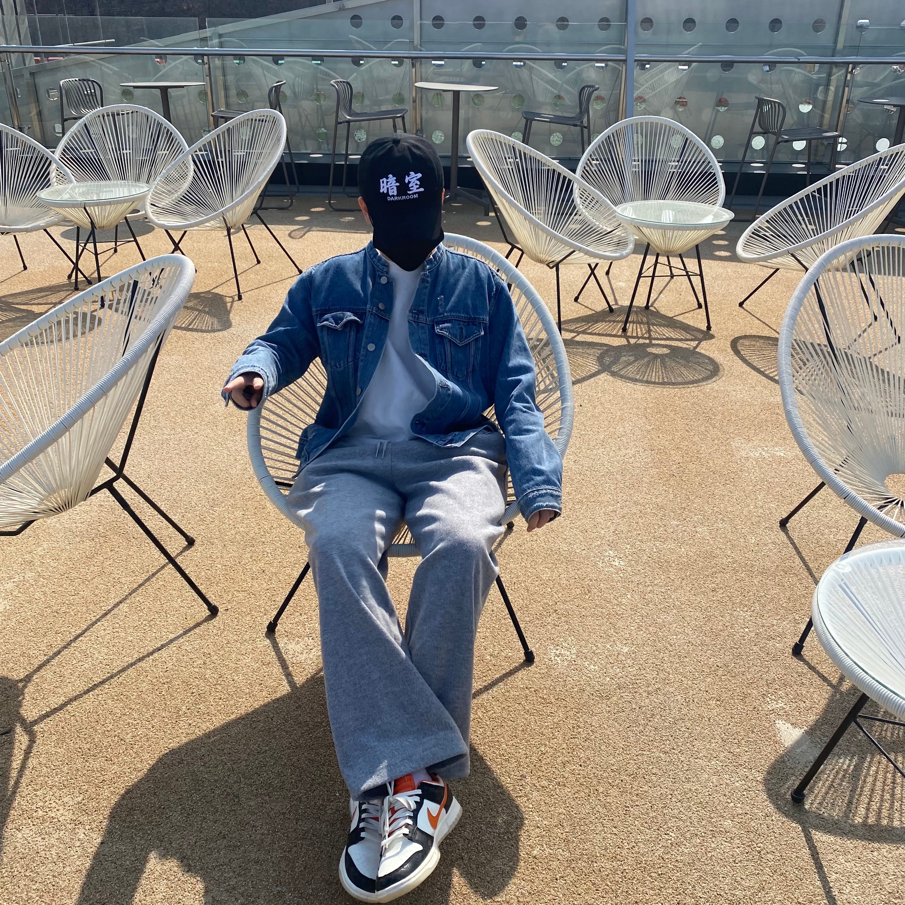 Darkr8m Studio White Logo Cap 착용 스타일