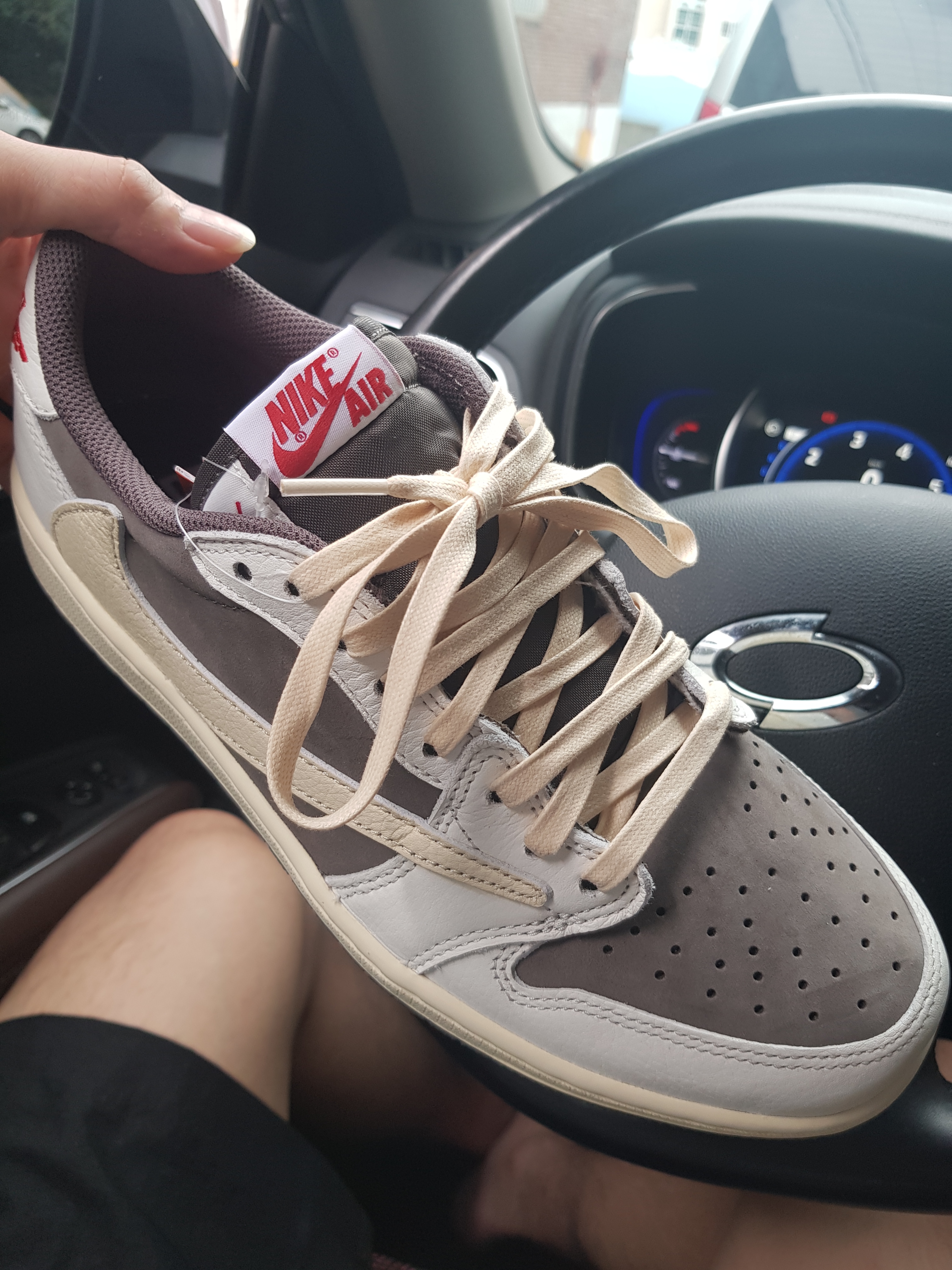 Jordan 1 x Travis Scott Retro Low OG SP Sail and Ridgerock 착용 스타일 - 4
