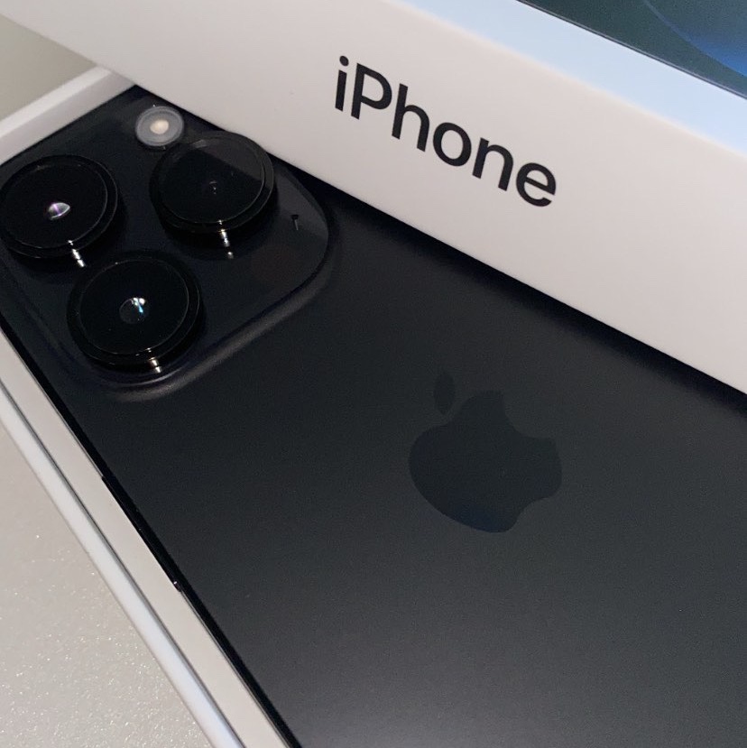 Apple iPhone 14 Pro 128GB Space Black (Korean Ver.) 착용 스타일 - 1
