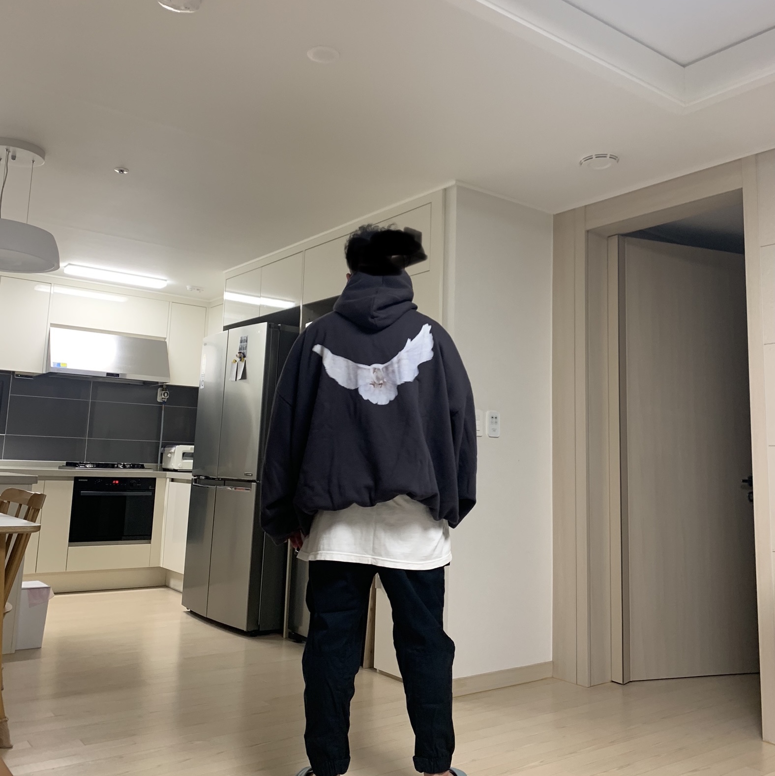 Yeezy Gap Engineered By Balenciaga Dove Hoodie Dark Grey 착용 스타일 - 1