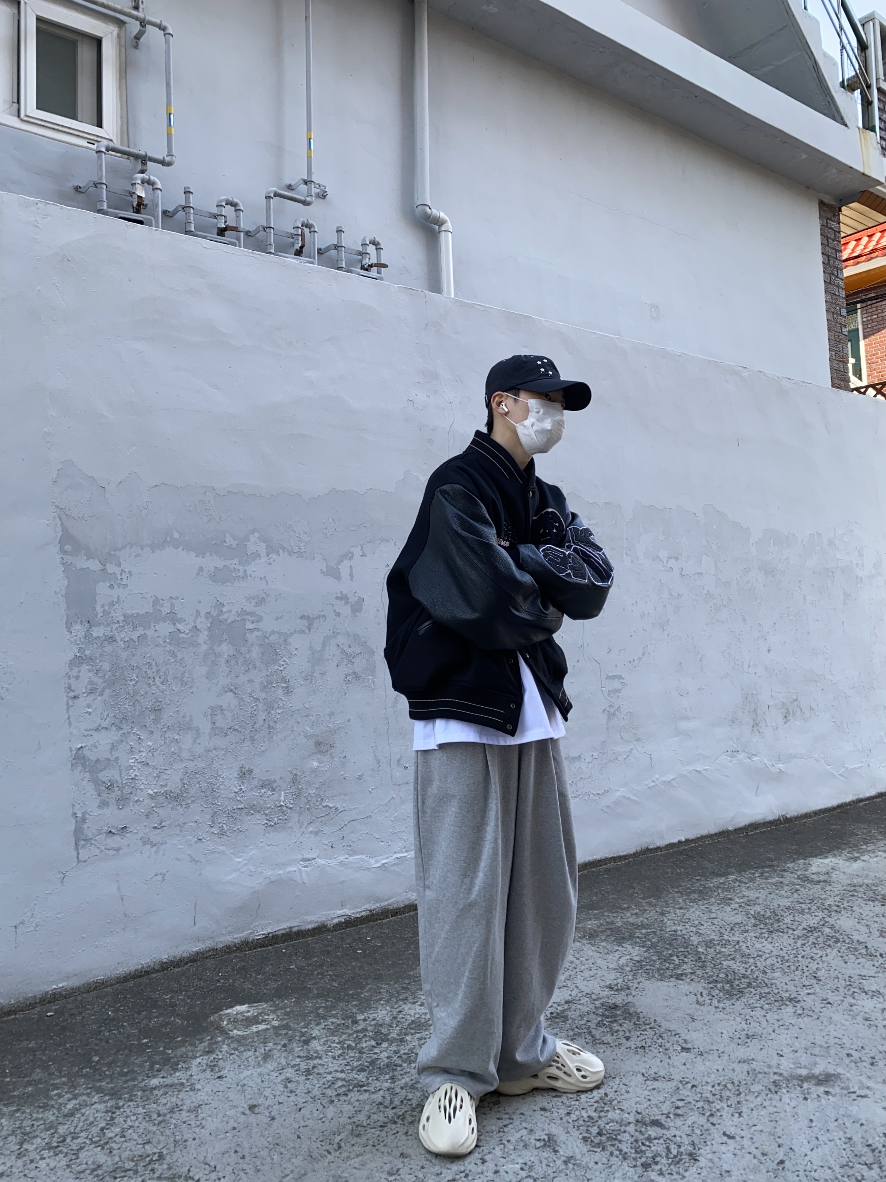 Adidas Yeezy Foam RNNR Sand 착용 스타일