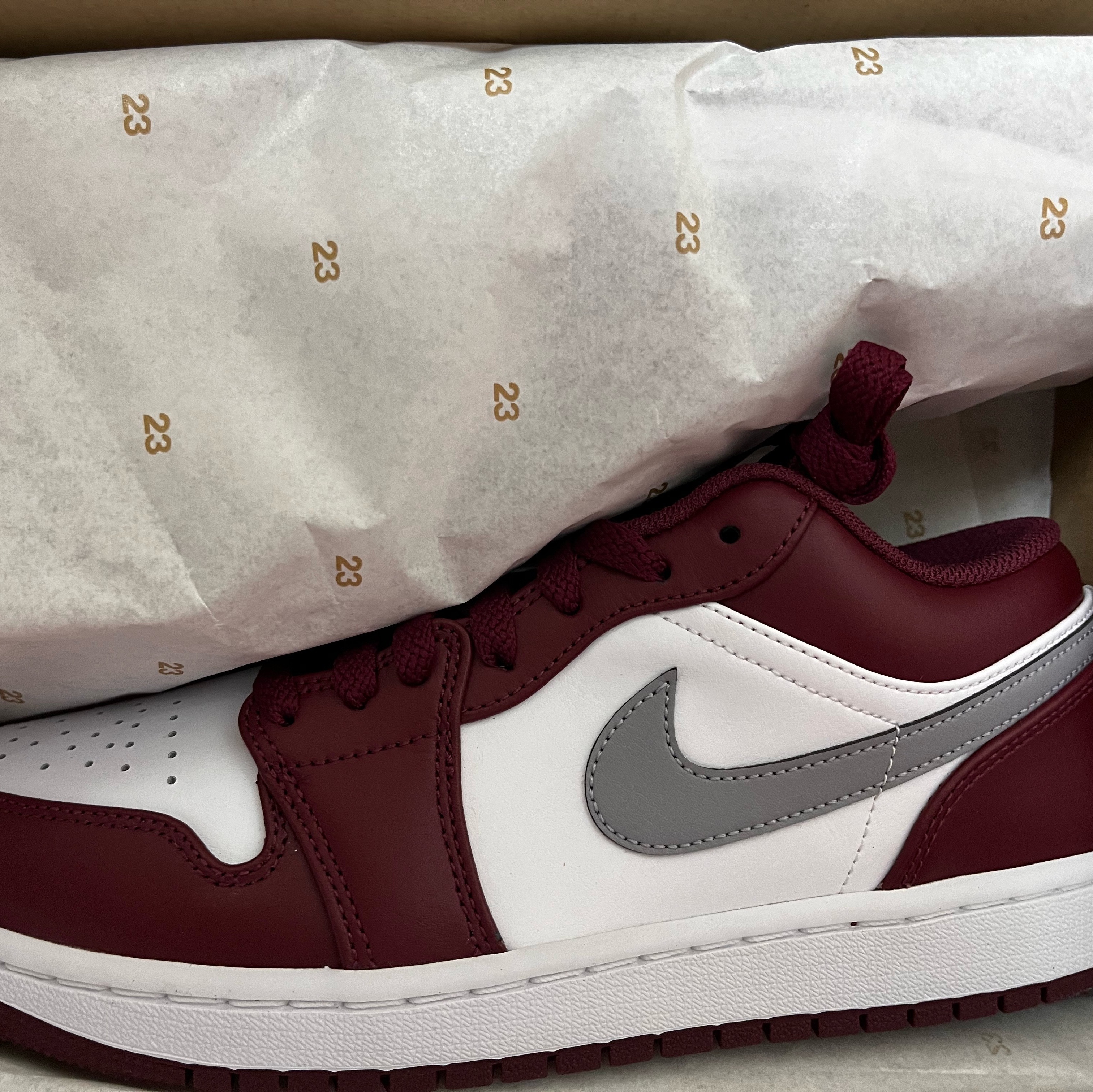 Jordan 1 Low Cherrywood Red 착용 스타일
