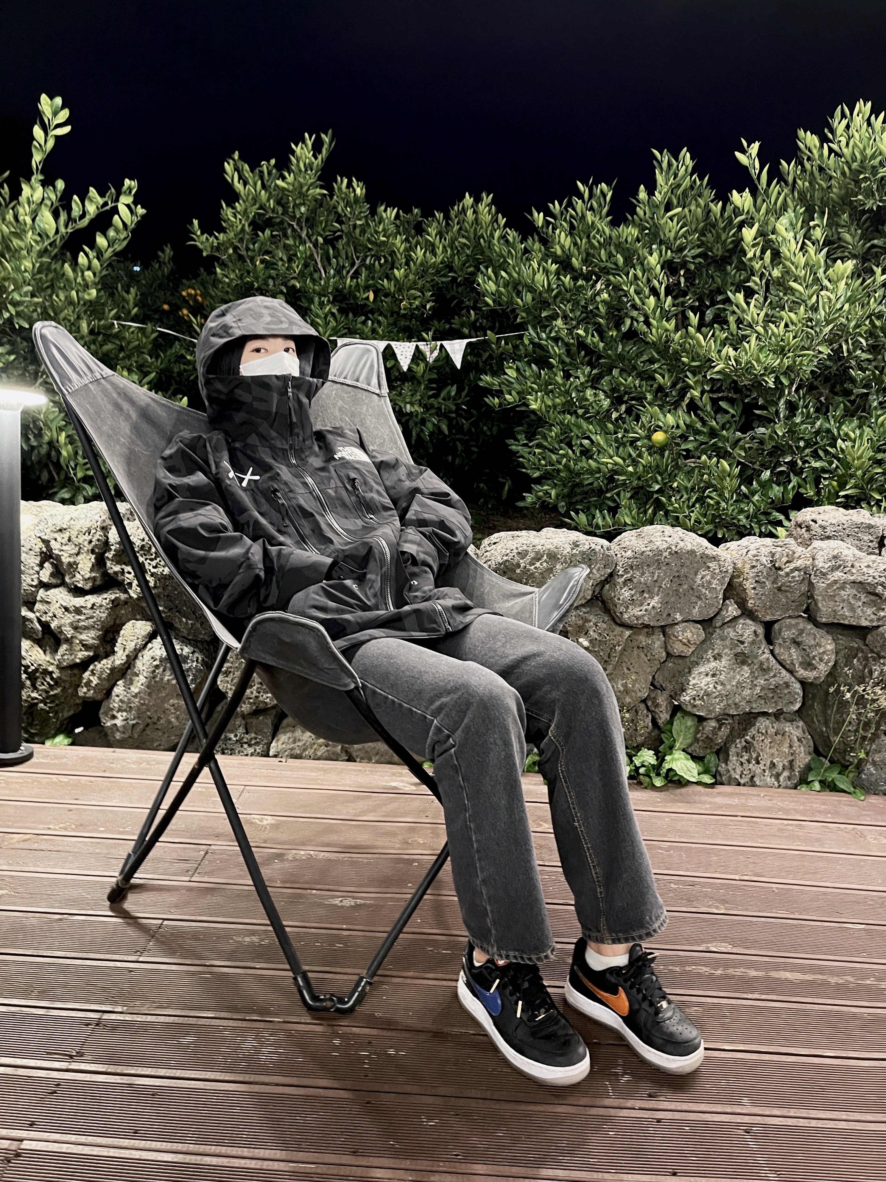 The North Face x Kaws Freeride Jacket Black Dragline Print, Nike x Kith Air Force 1 Low NYC Black 착용 스타일