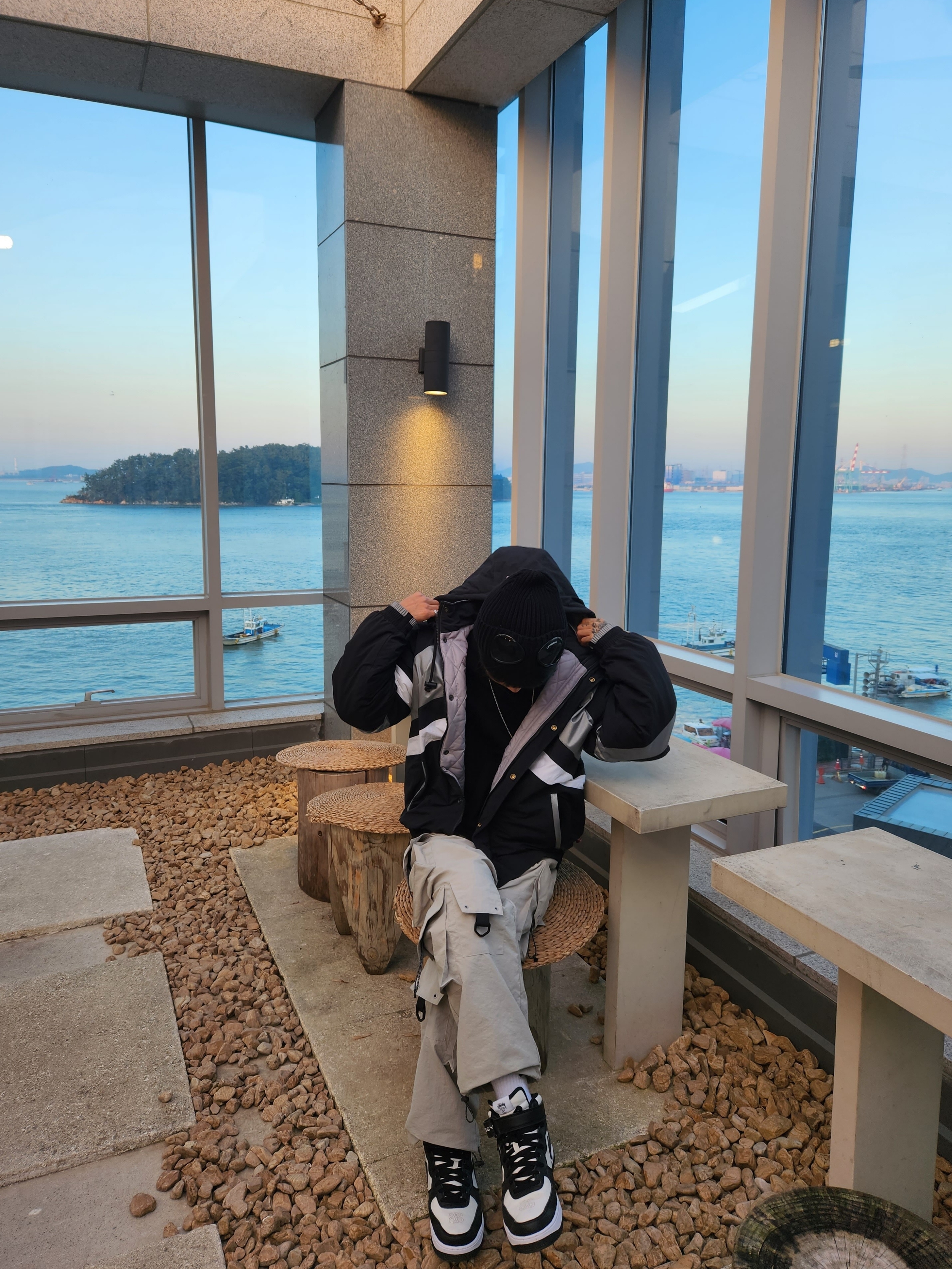 Supreme x Nike Hooded Sport Jacket Silver - 19SS, Nike x Stussy Air Force 1 '07 Mid SP Black and Light Bone 착용 스타일 - 3