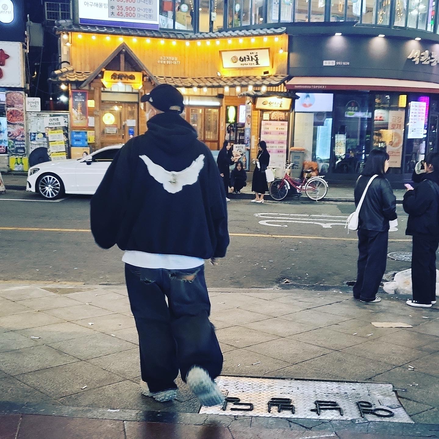Yeezy Gap Engineered By Balenciaga Dove Hoodie Washed Black, Balenciaga Destroyed Skater Jeans Dark Blue 착용 스타일 - 1