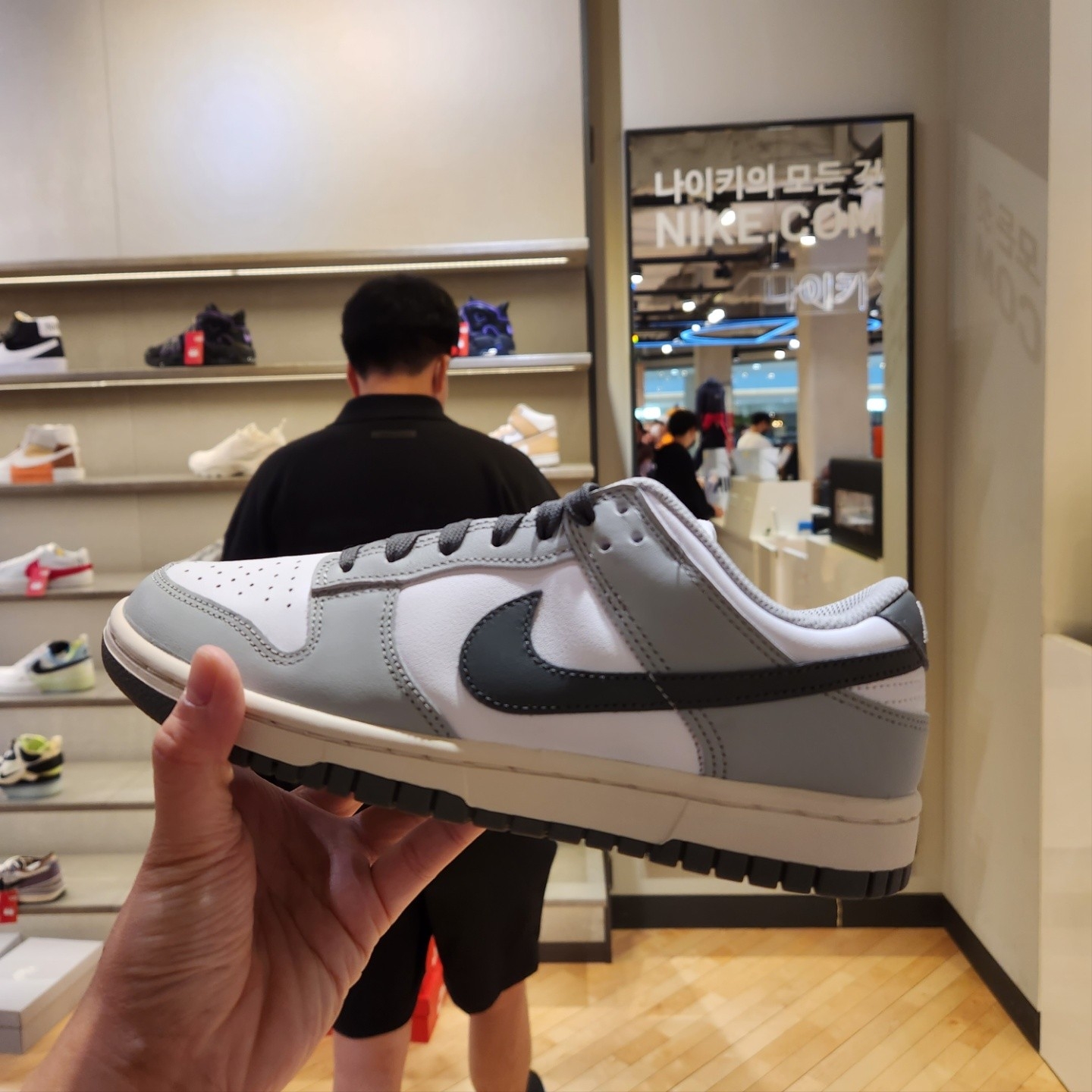 (W) Nike Dunk Low Light Smoke Grey, Essentials The Core Collection Long Sleeve Polo Stretch Limo 착용 스타일