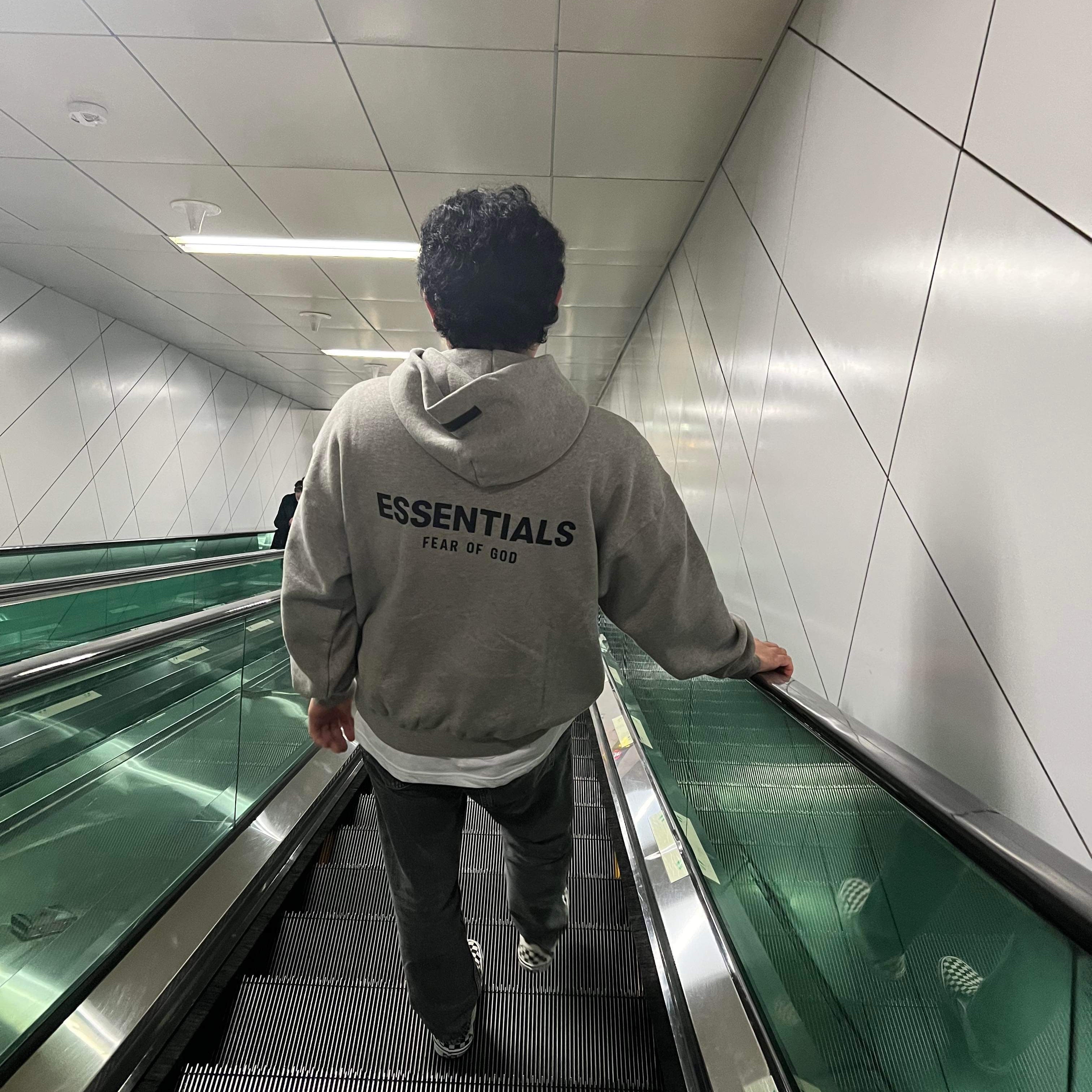 Essentials The Core Collection Hoodie Dark Oatmeal 착용 스타일 - 2