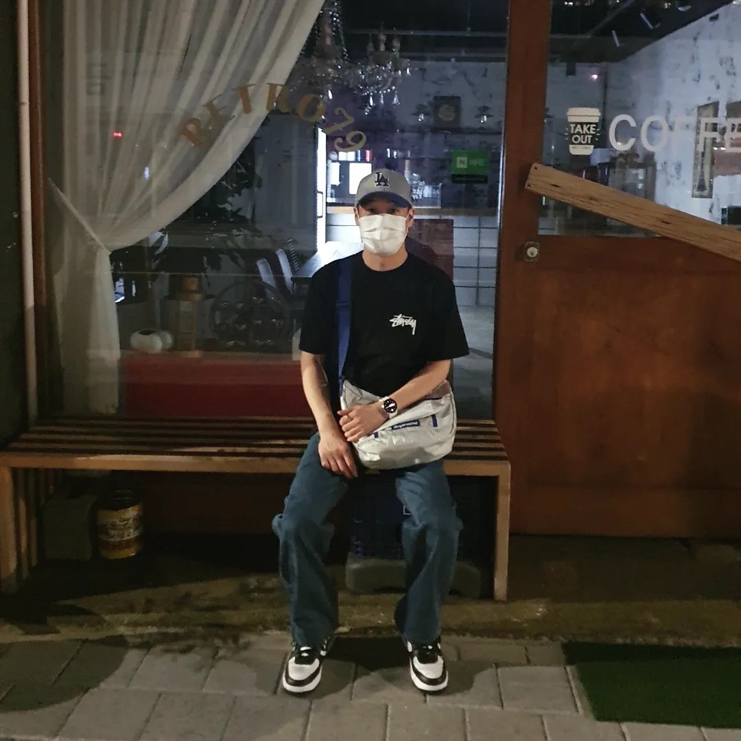 Nike x Stussy Air Force 1 '07 Mid SP Fossil, Supreme Small Messenger Bag Silver - 22SS 착용 스타일 - 3
