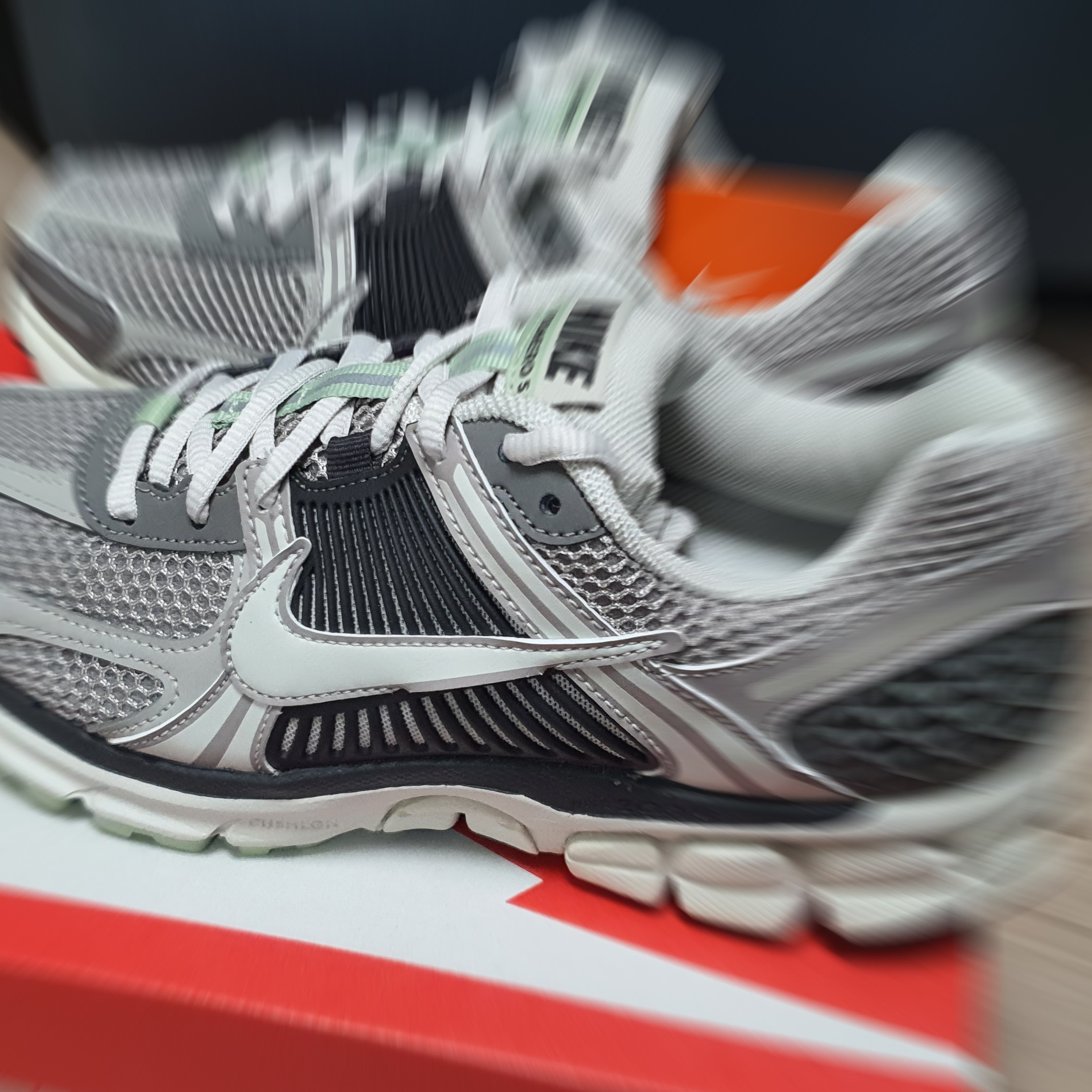 (W) Nike Zoom Vomero 5 Oatmeal, (W) Nike Zoom Vomero 5 Cobblestone and Flat Pewter 착용 스타일 - 3