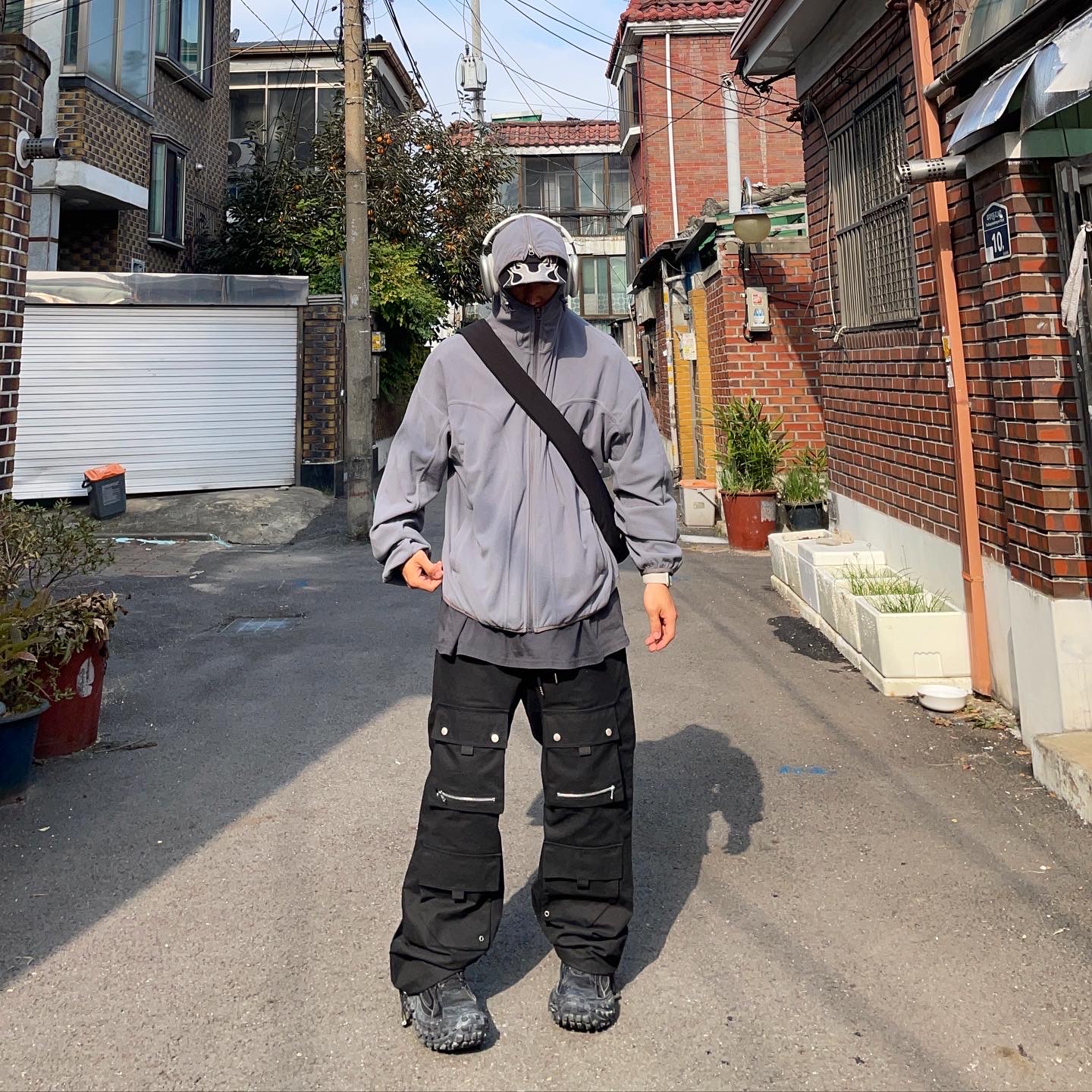 Yeezy Gap Engineered By Balenciaga Flame Cap Black, Yeezy Gap Engineered By Balenciaga Snake Bag Black 착용 스타일 - 1