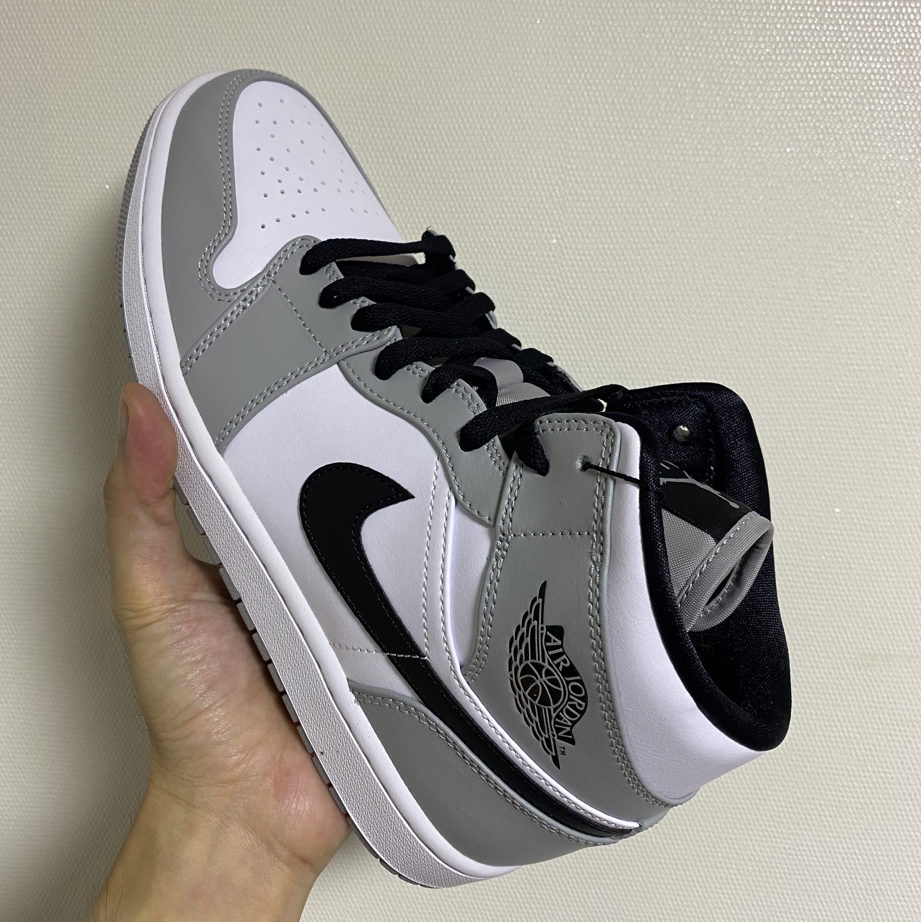 Jordan 1 Mid Light Smoke Grey 착용 스타일