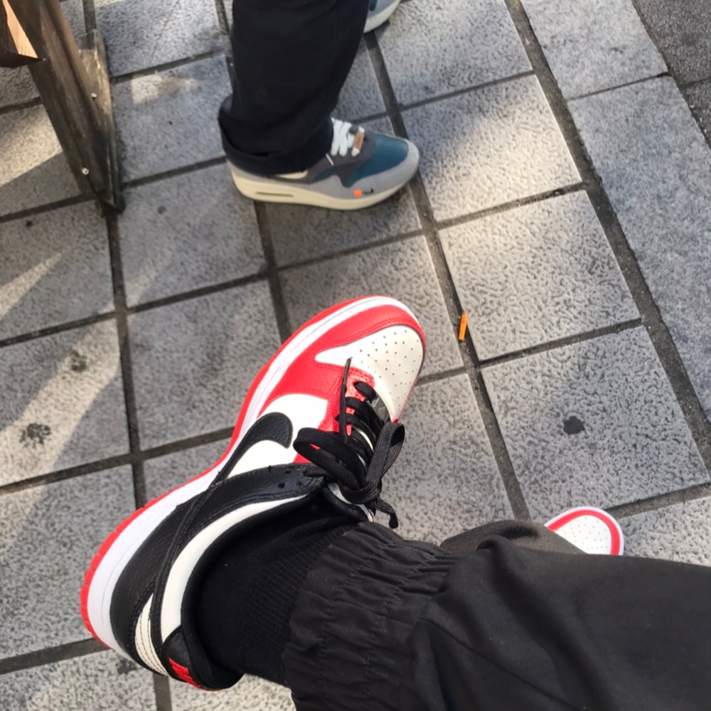Nike x NBA Dunk Low Retro EMB Black and Chile Red, Nike x Kasina Air Max 1 SP Won-Ang Particle Grey 착용 스타일