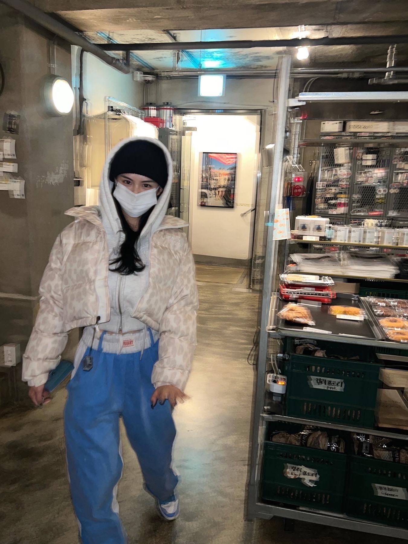 (W) The North Face Print Nuptse Short Jacket Silver Grey Leopard Print, Nike Dunk Low Retro University Blue 착용 스타일 - 2