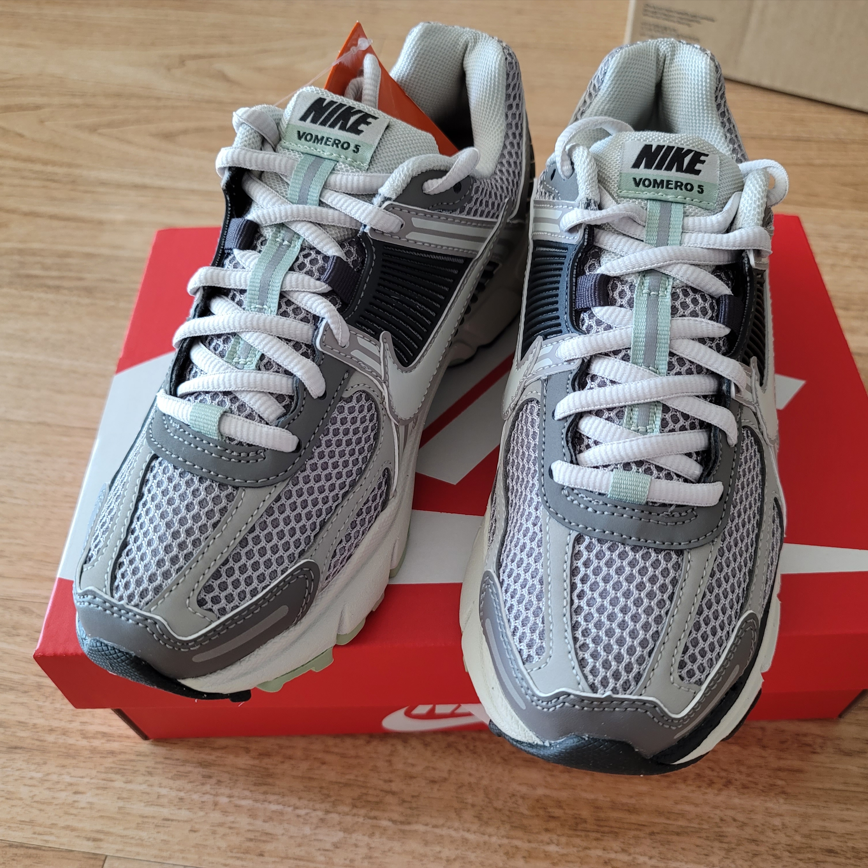 (W) Nike Zoom Vomero 5 Cobblestone and Flat Pewter 착용 스타일 - 1
