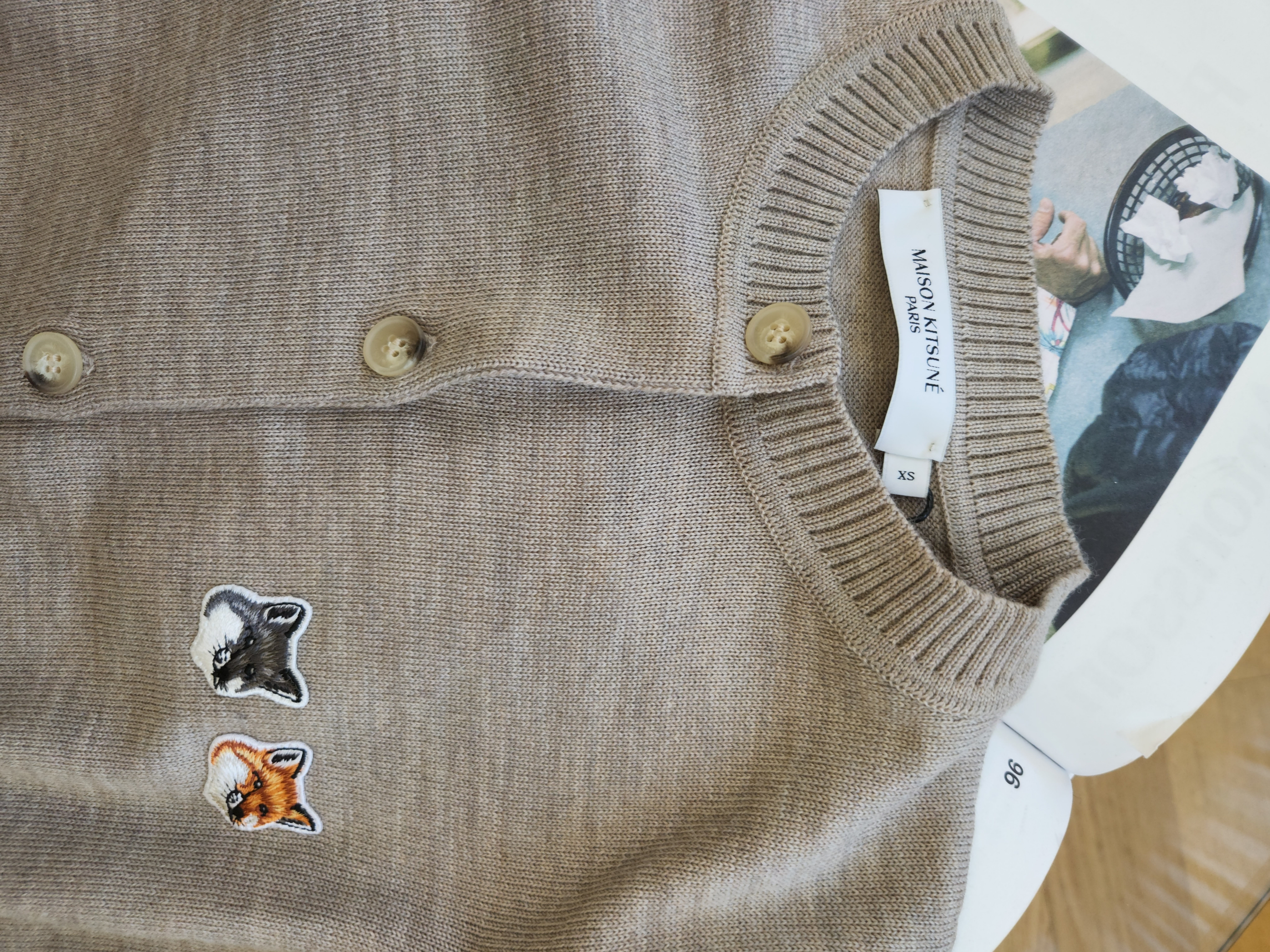 (W) Maison Kitsune Double Fox Head Patch R-Neck Cardigan Beige Melange 착용 스타일 - 1