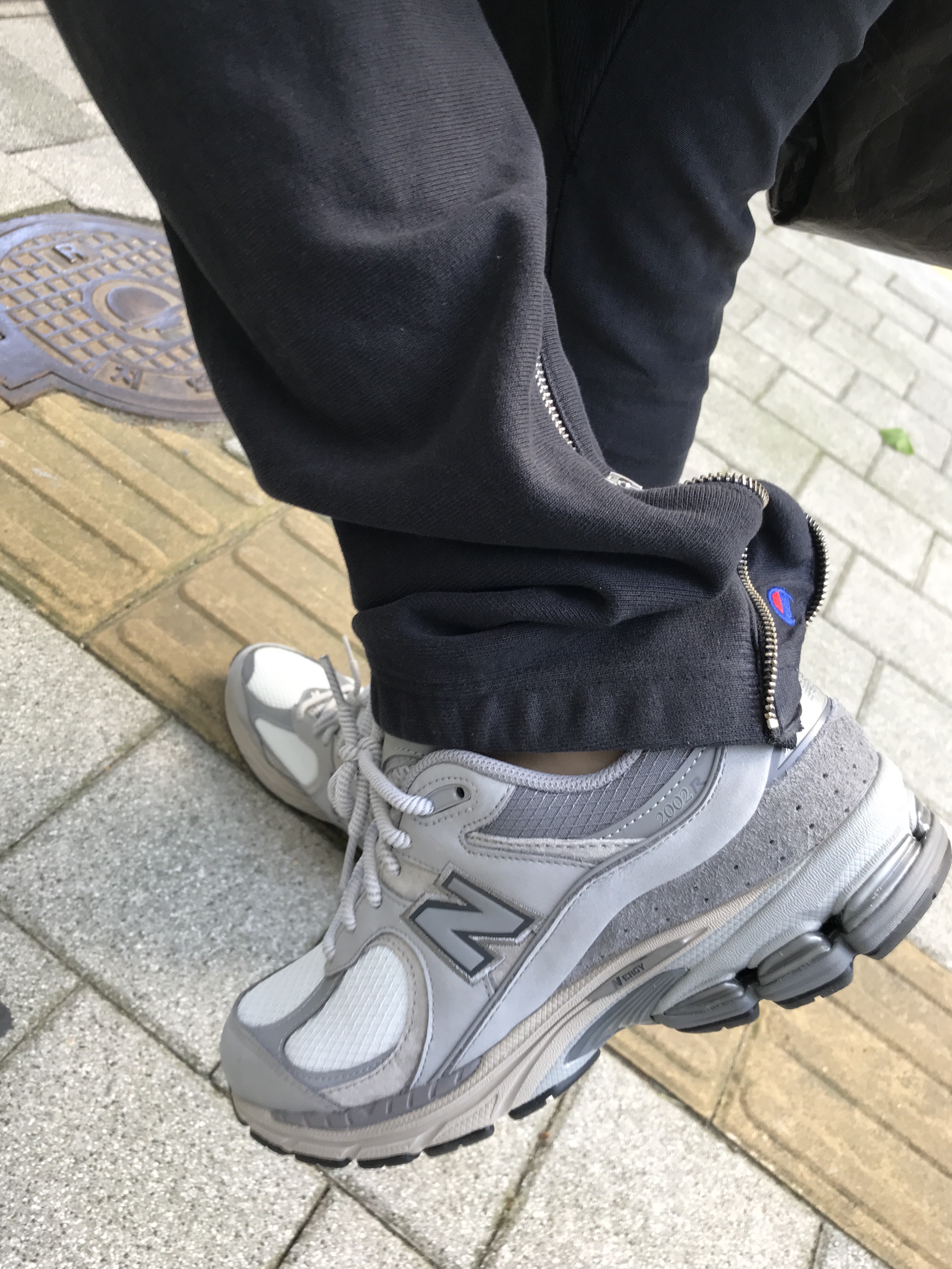 New Balance 2002R Team Away Grey 착용 스타일 - 1