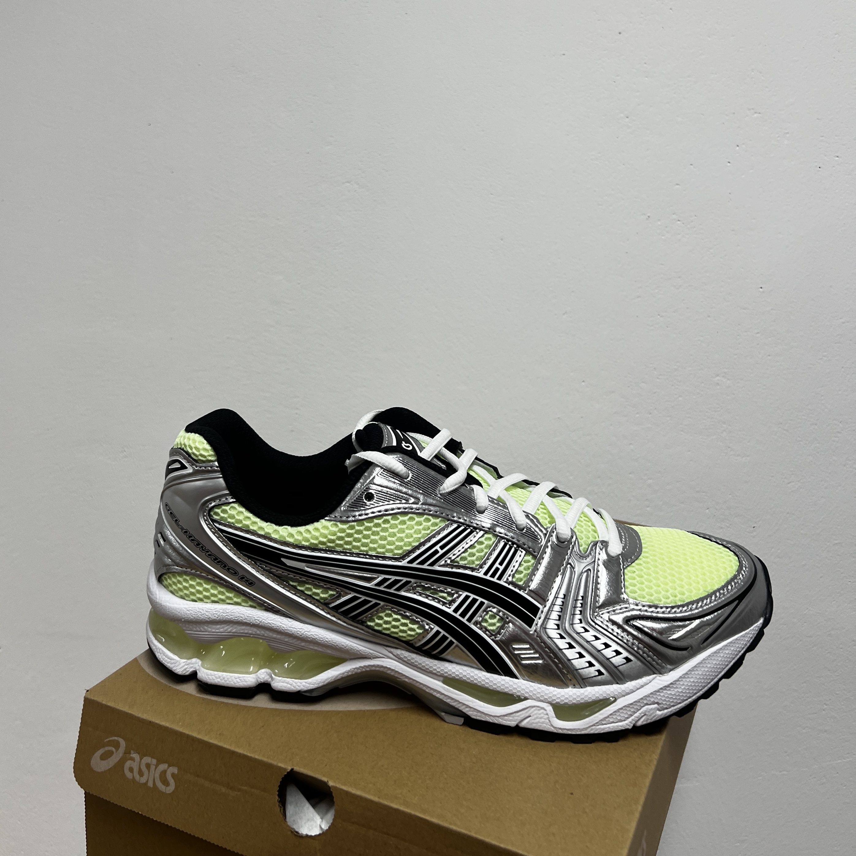 Asics Gel-Kayano 14 Illuminate Yellow Black 착용 스타일