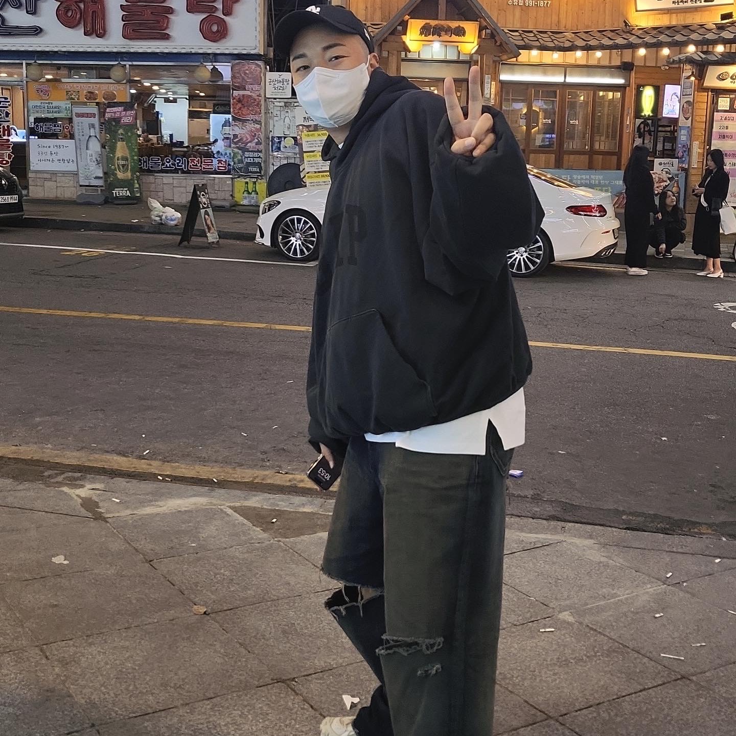 Yeezy Gap Engineered By Balenciaga Dove Hoodie Washed Black, Balenciaga Destroyed Skater Jeans Dark Blue 착용 스타일 - 2