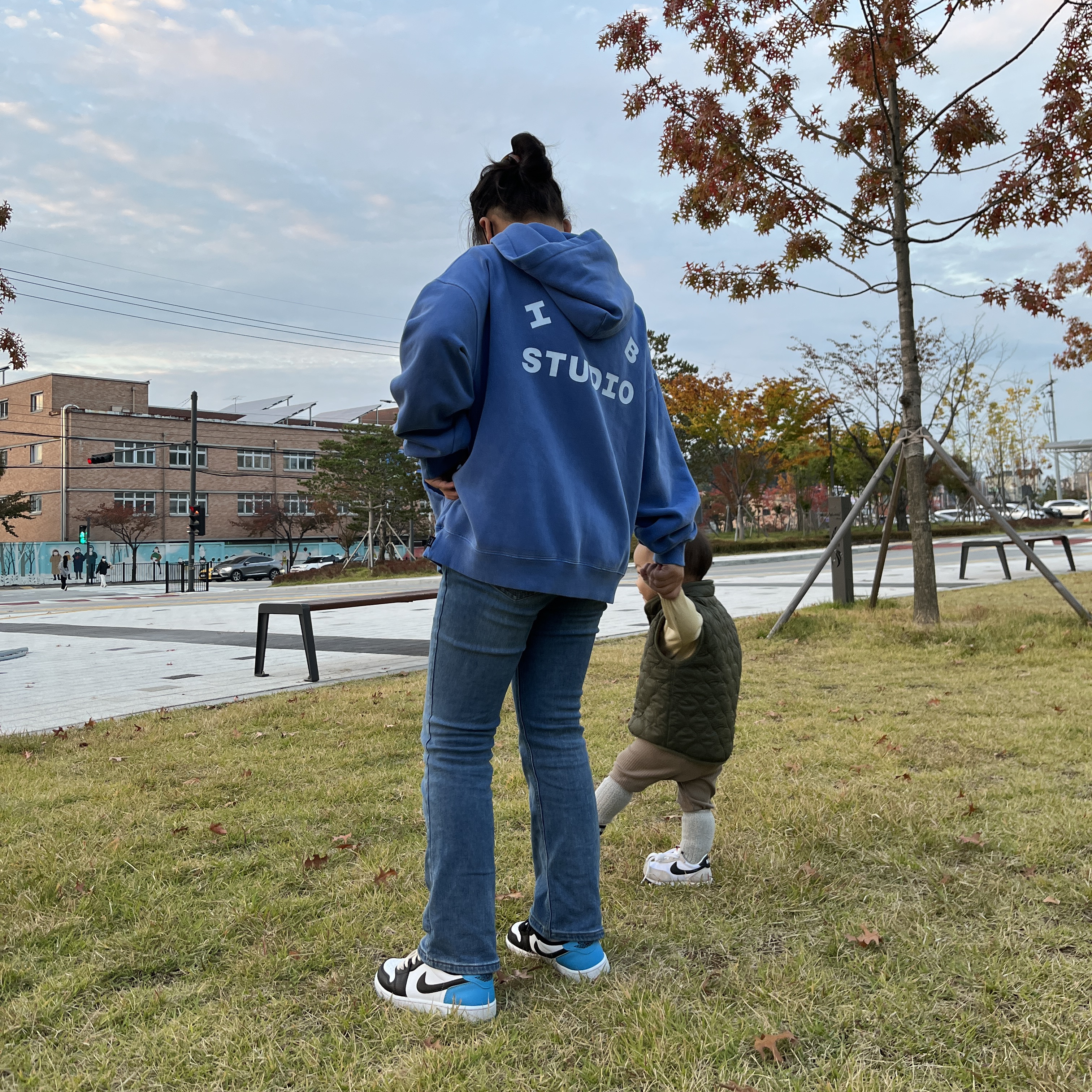 IAB Studio Pigment Hoodie Royal Blue - 22FW, (W) Jordan 1 Retro Low OG Black and Dark Powder Blue 착용 스타일