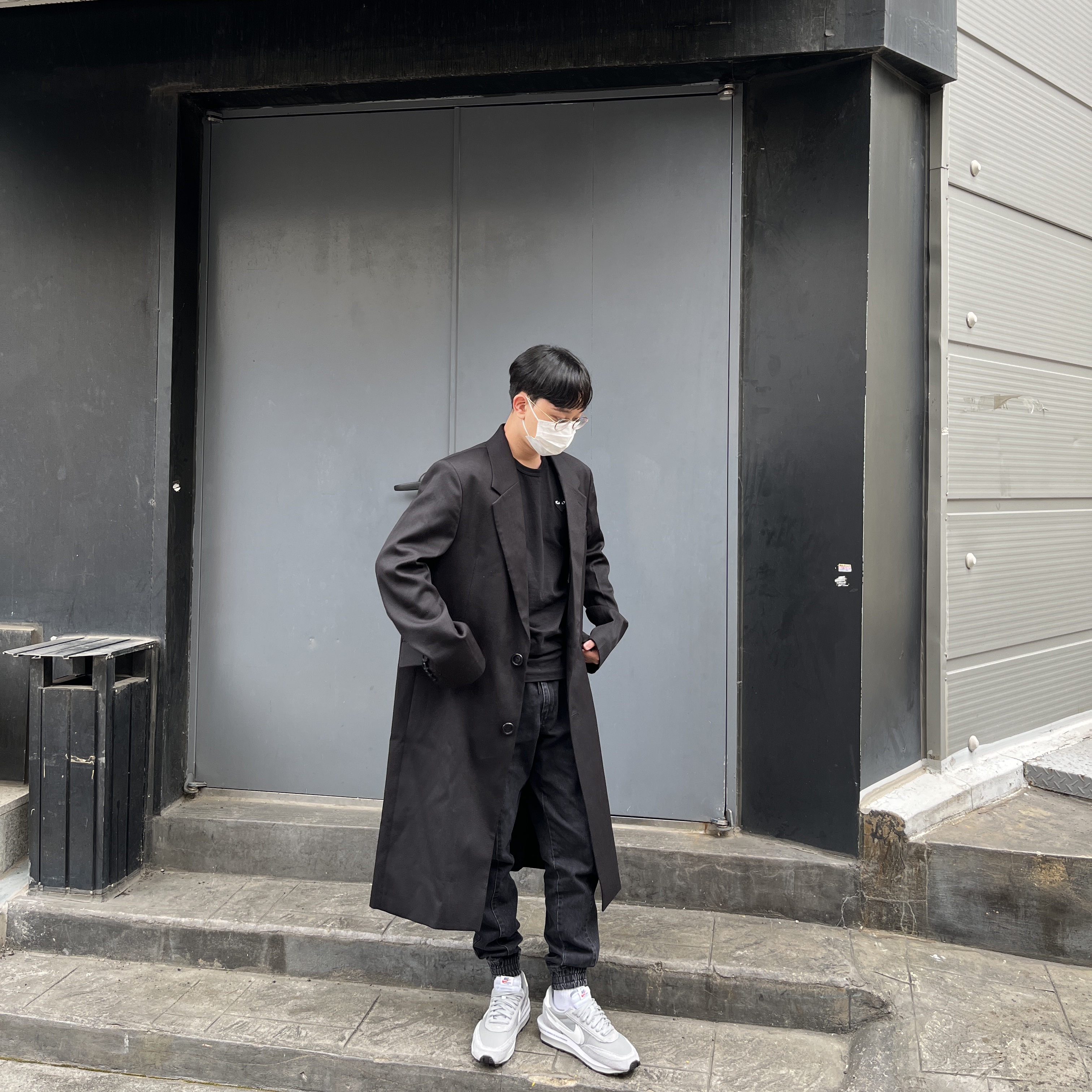 Nike x Sacai x Fragment LDWaffle Light Smoke Grey, Play Comme des Garcons Black Heart T-Shirt Black 착용 스타일