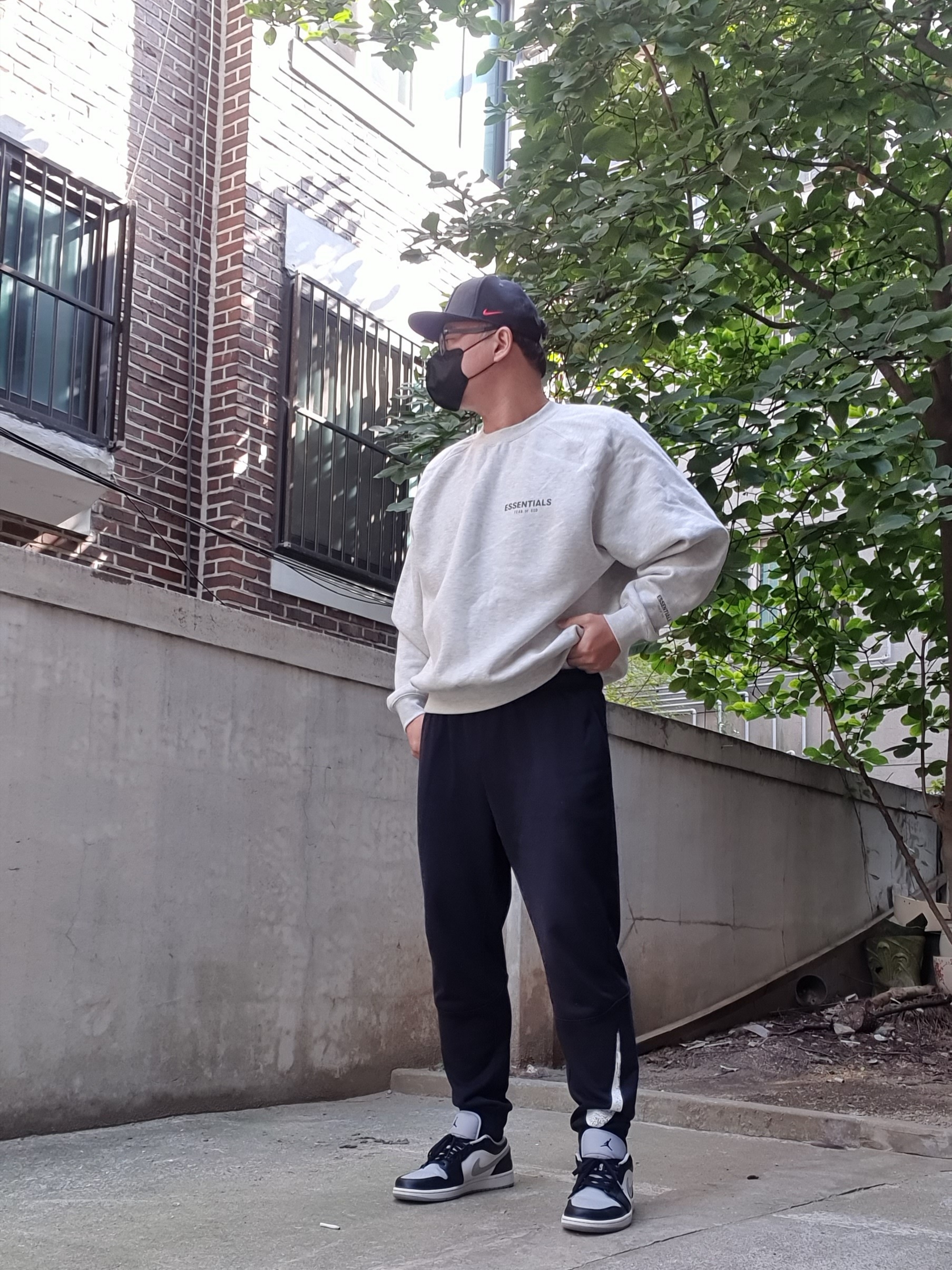 Essentials The Core Collection Pullover Crewneck Oatmeal, Jordan 1 Low Black Light Smoke Grey 착용 스타일