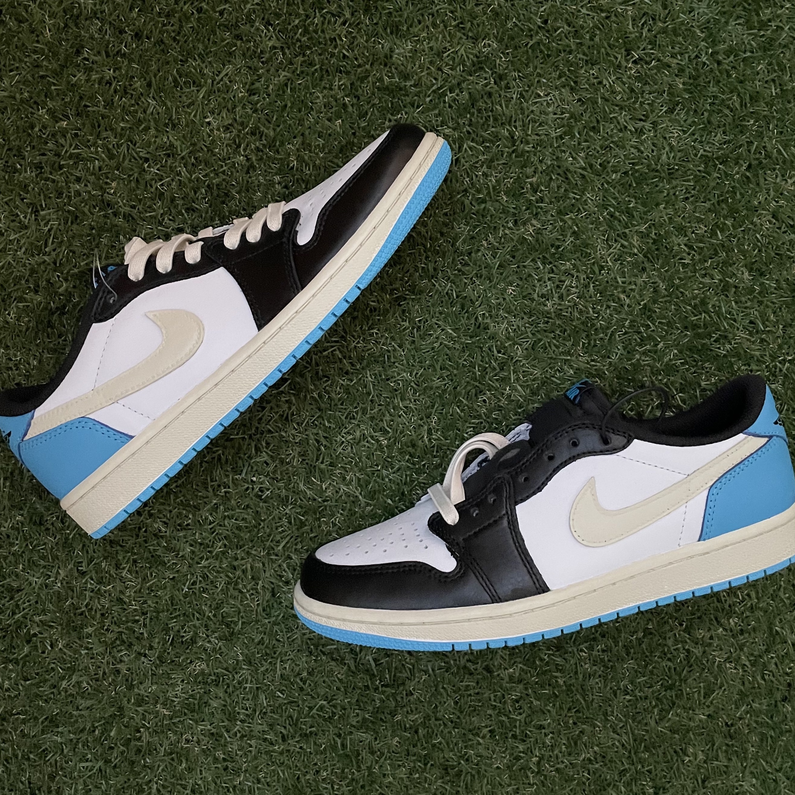 Jordan 1 Retro Low OG Black and Dark Powder Blue 착용 스타일 - 3
