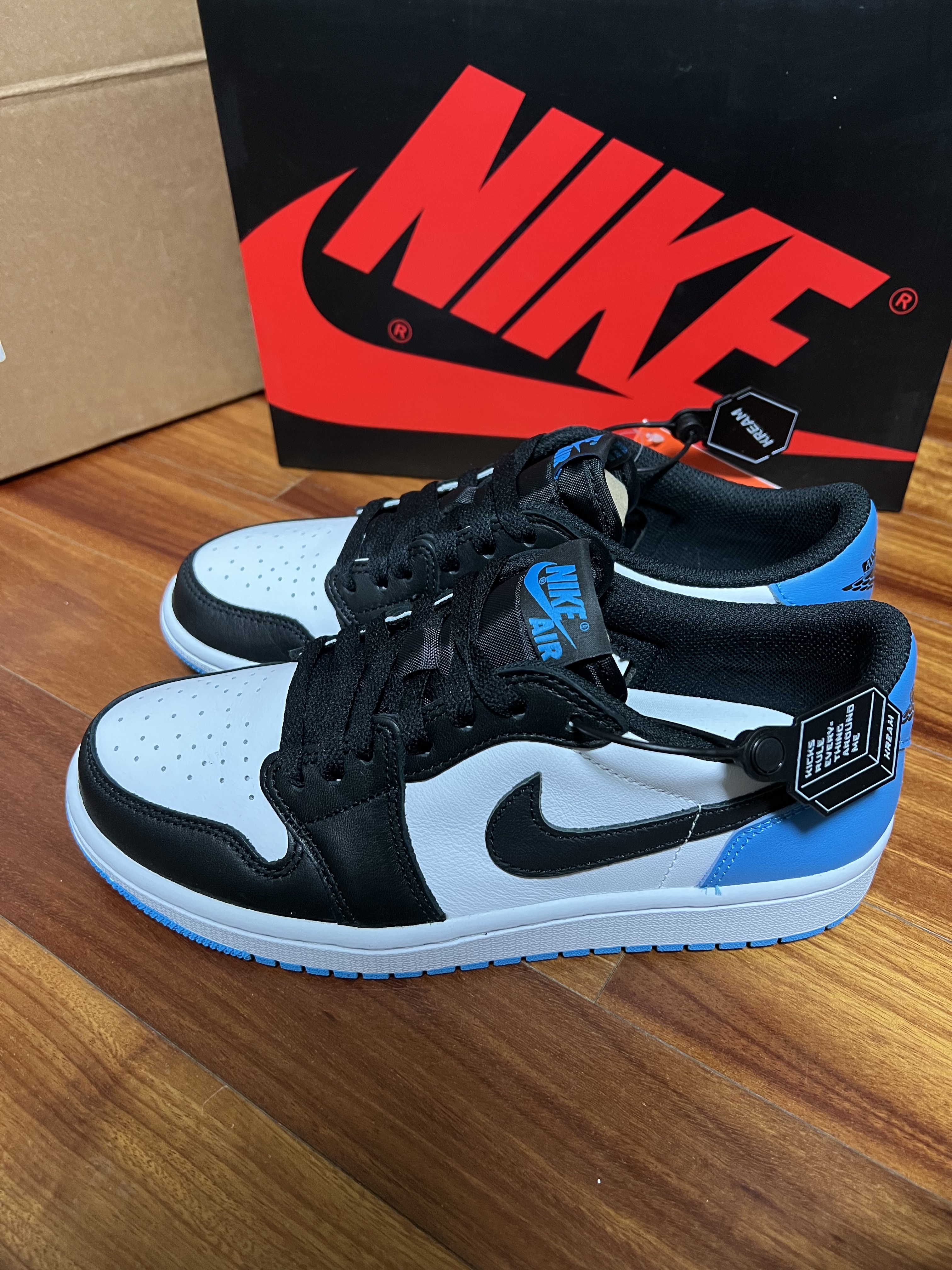 (W) Jordan 1 Retro Low OG Black and Dark Powder Blue 착용 스타일 - 1