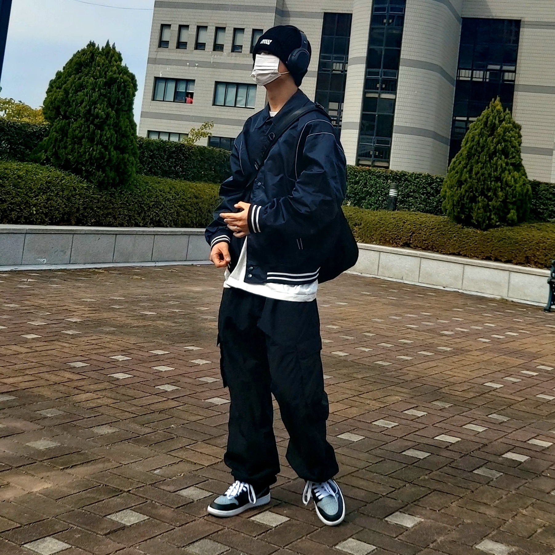 (W) Jordan 1 Mid Black Particle Grey 착용 스타일 - 3