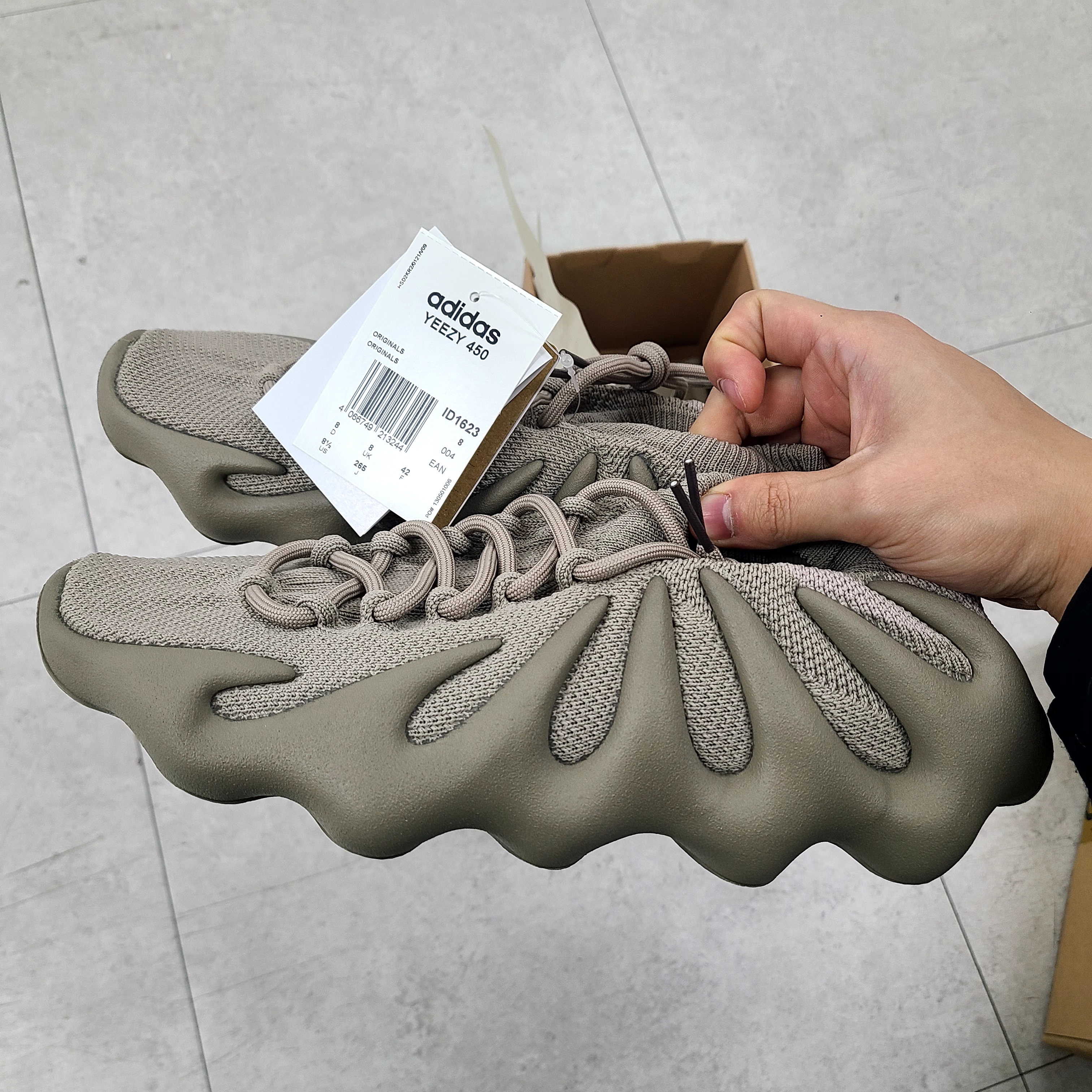 Adidas Yeezy 450 Stone Flax 착용 스타일 - 2