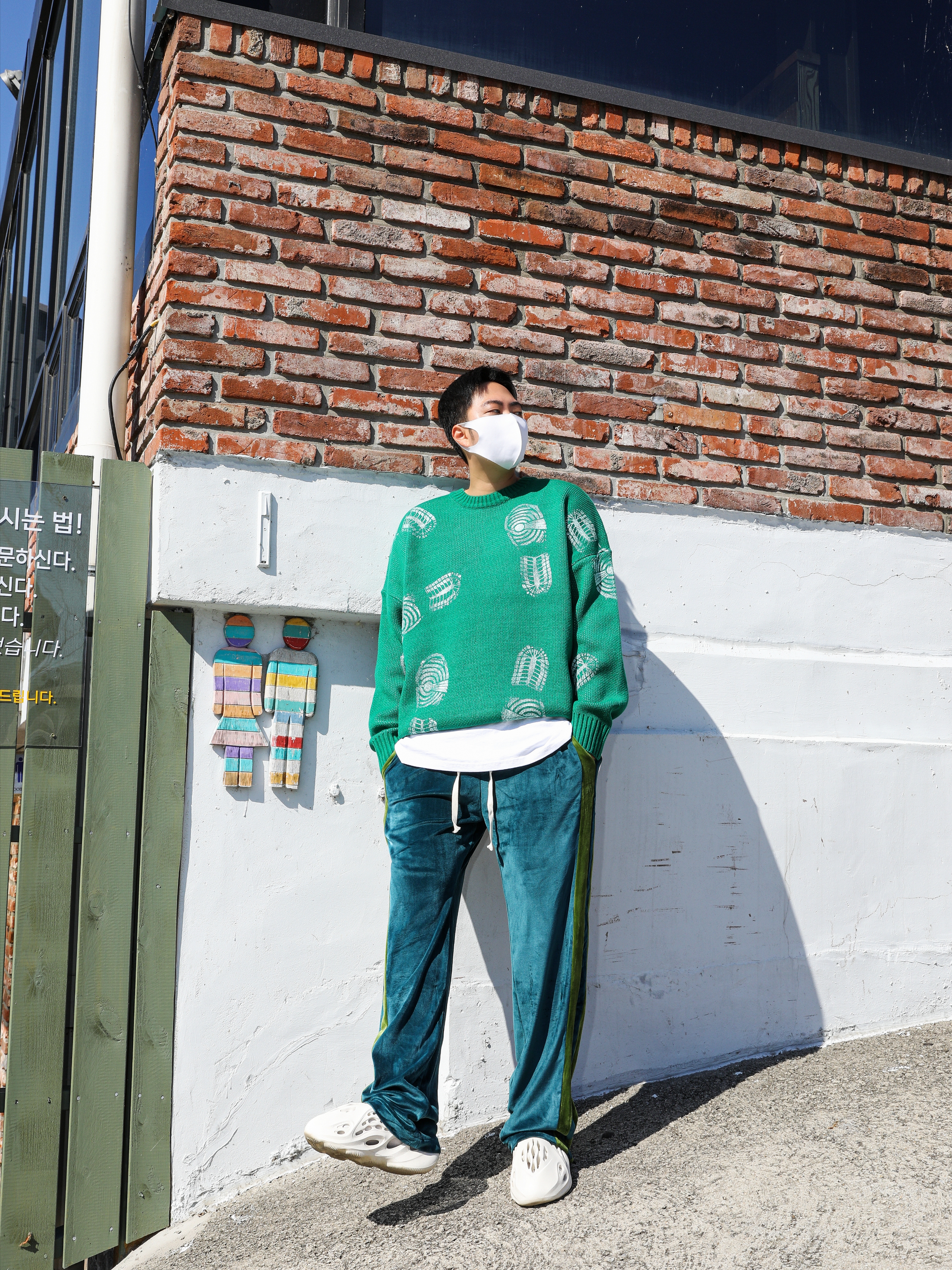 Adidas Yeezy Foam RNNR Ararat 착용 스타일 - 2