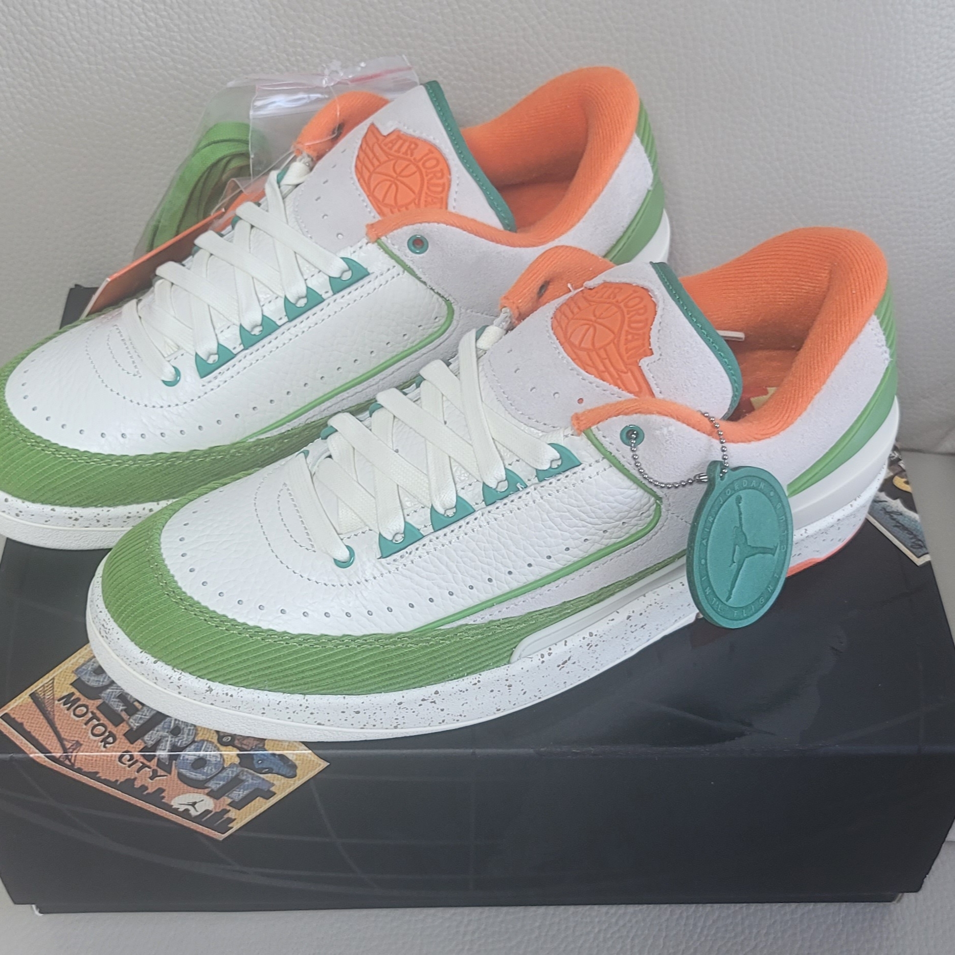 (W) Jordan 2 x Titan Retro Low Sail Safety Orange 착용 스타일 - 1