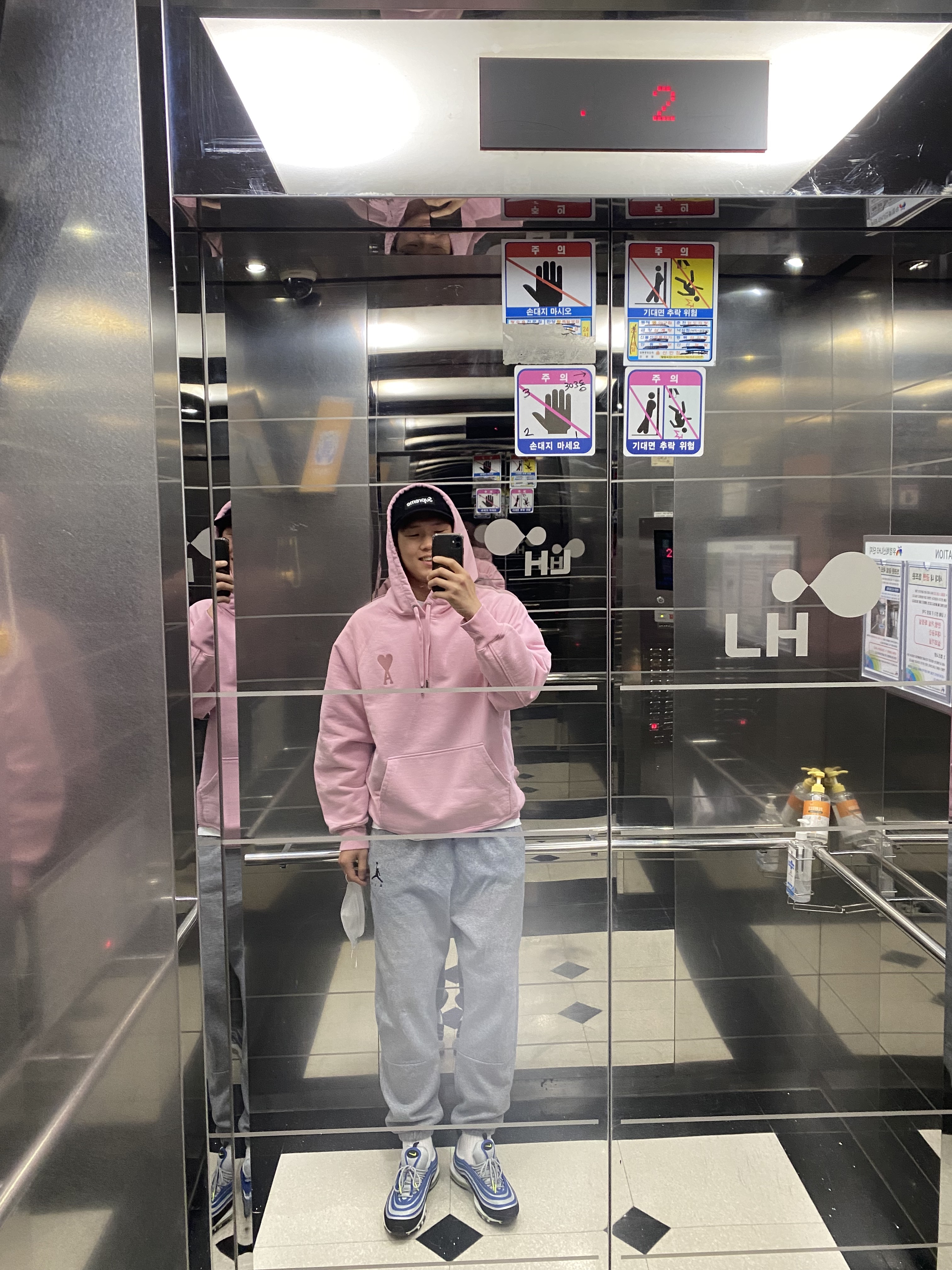 Nike Air Max 97 OG Atlantic Blue and Voltage Yellow, AMI de Coeur Tone-On-Tone Hoodie Pale Pink 착용 스타일 - 2