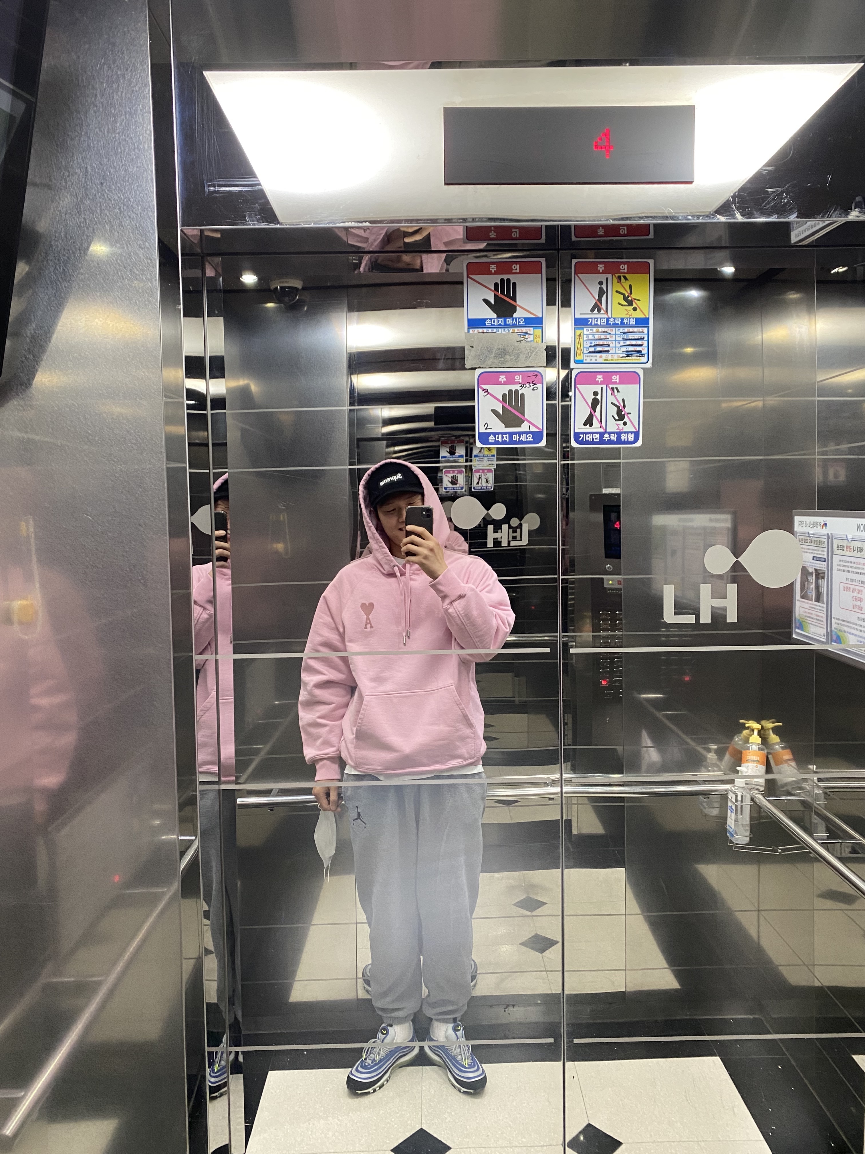 Nike Air Max 97 OG Atlantic Blue and Voltage Yellow, AMI de Coeur Tone-On-Tone Hoodie Pale Pink 착용 스타일 - 1
