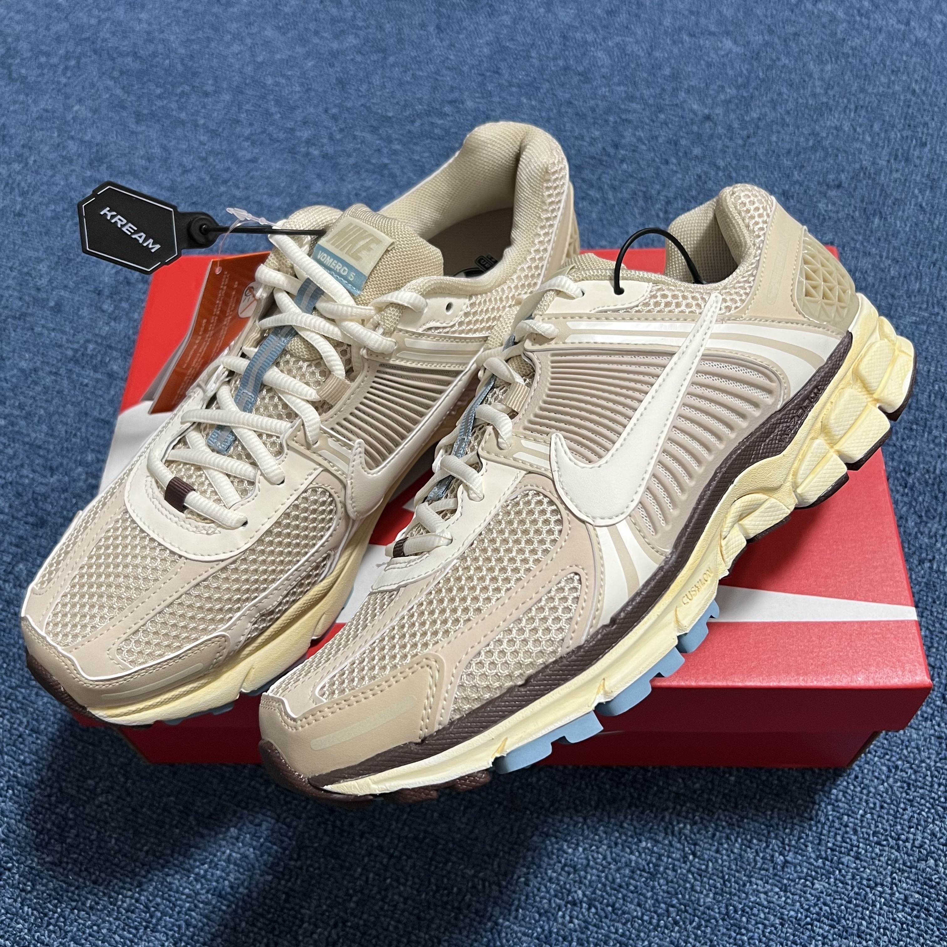 (W) Nike Zoom Vomero 5 Oatmeal 착용 스타일 - 1