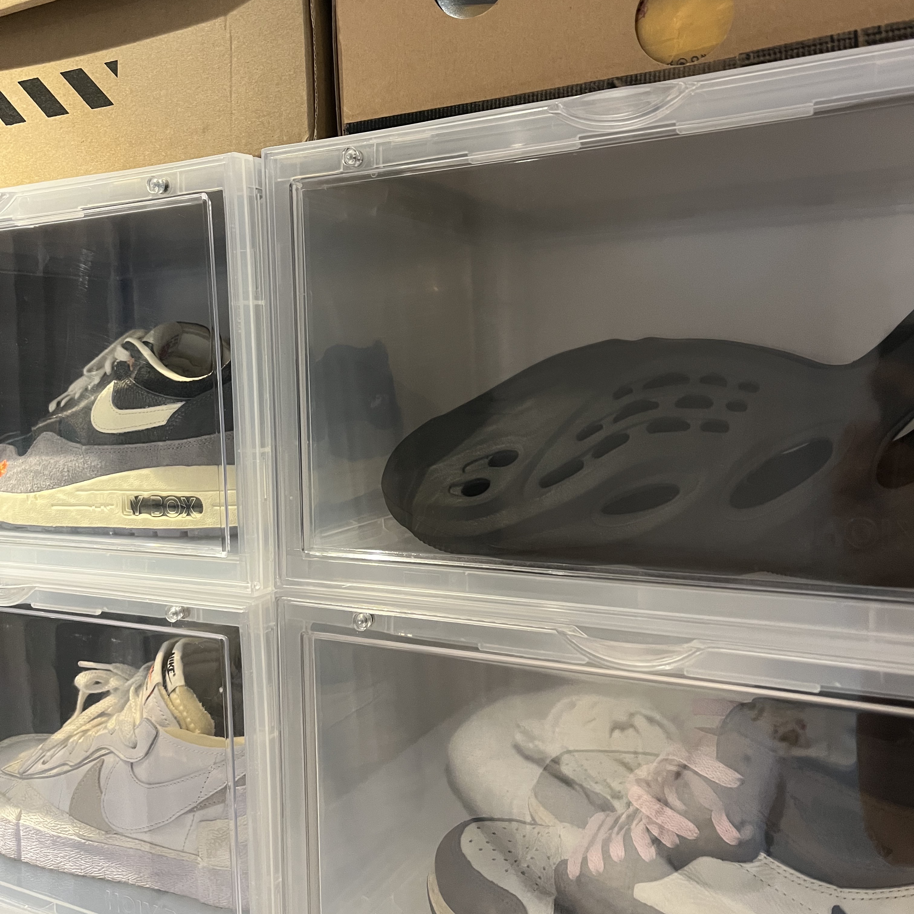 Adidas Yeezy Foam RNNR Onyx, Jordan 1 x Travis Scott Retro High OG SP Mocha 착용 스타일