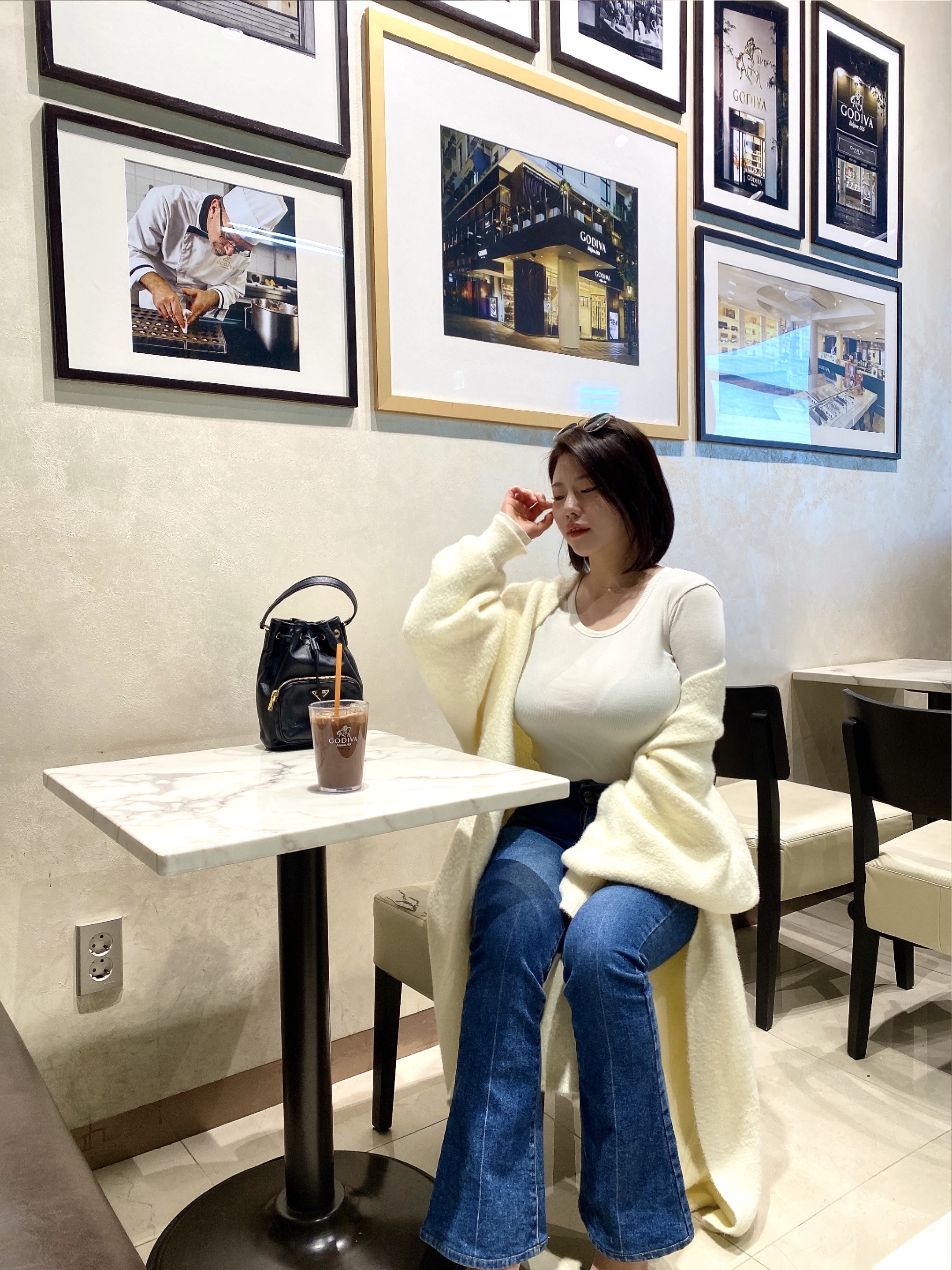 Prada Duet Re-Nylon Shoulder Bag Black Gold, Ray-Ban Round Metal Polished Gold Frame Green Classic G-15 Lenses 착용 스타일 - 2