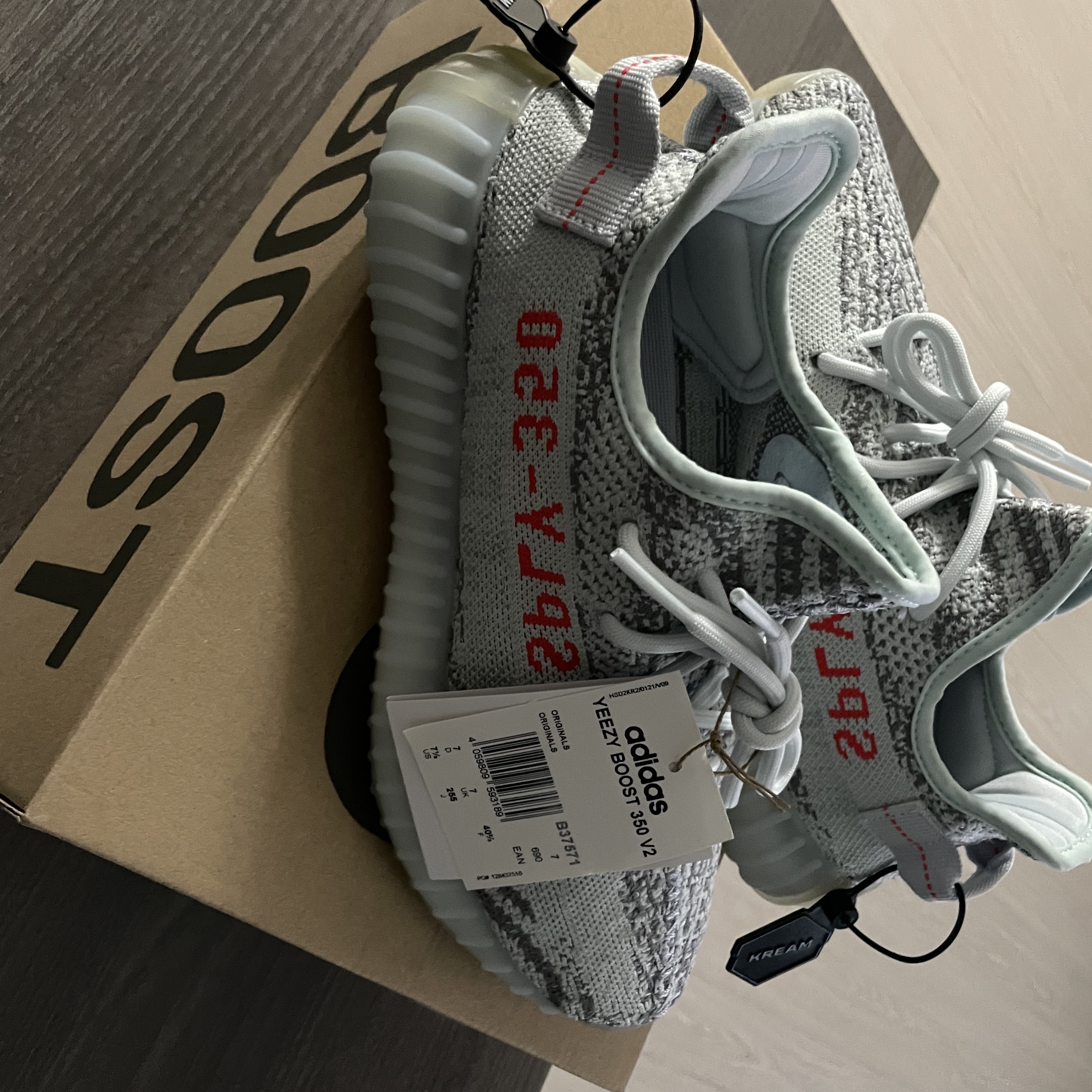 Adidas Yeezy Boost 350 V2 Blue Tint 2017 착용 스타일 - 2