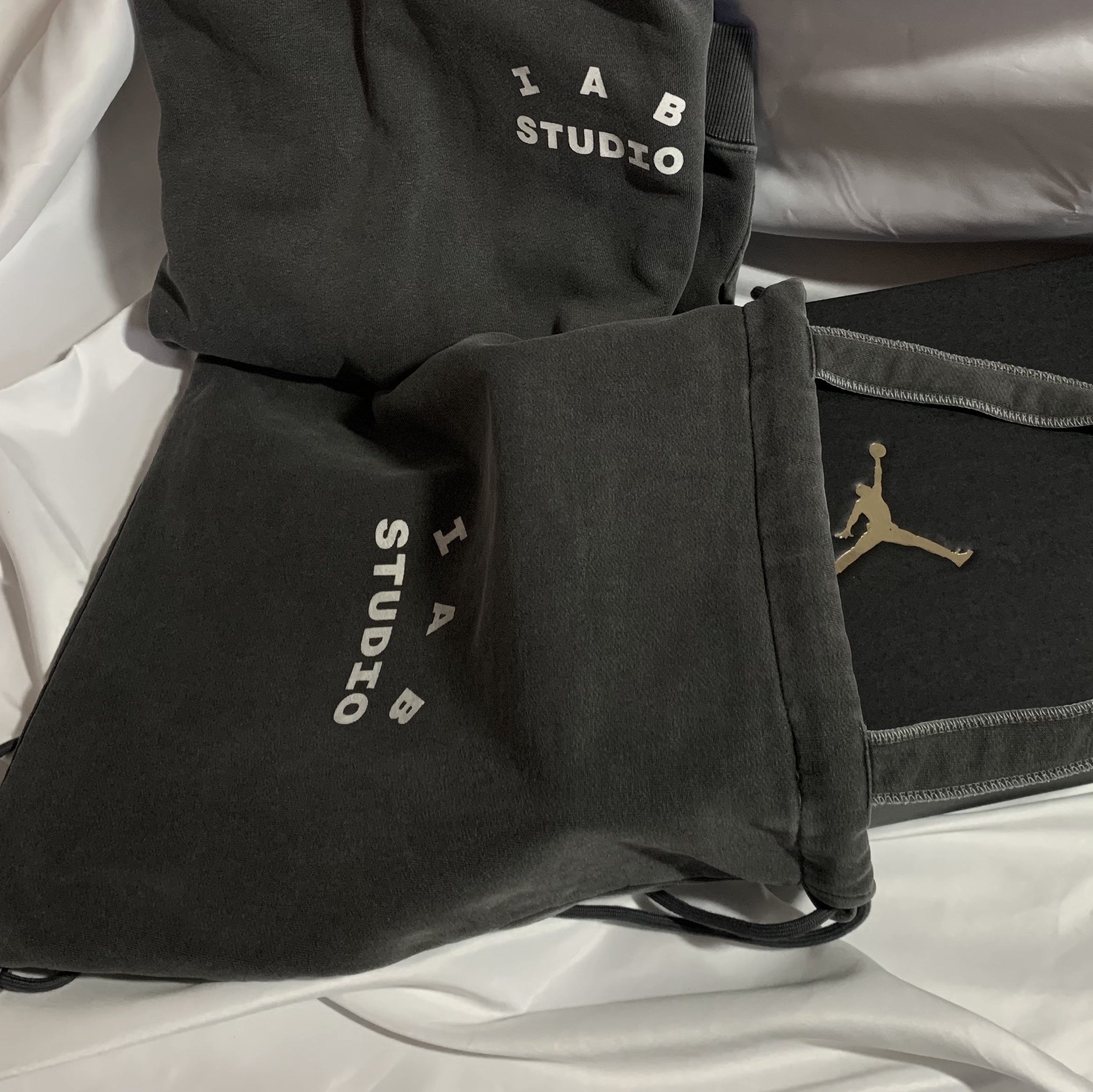 IAB Studio Pigment Hoodie & Sack Black 착용 스타일