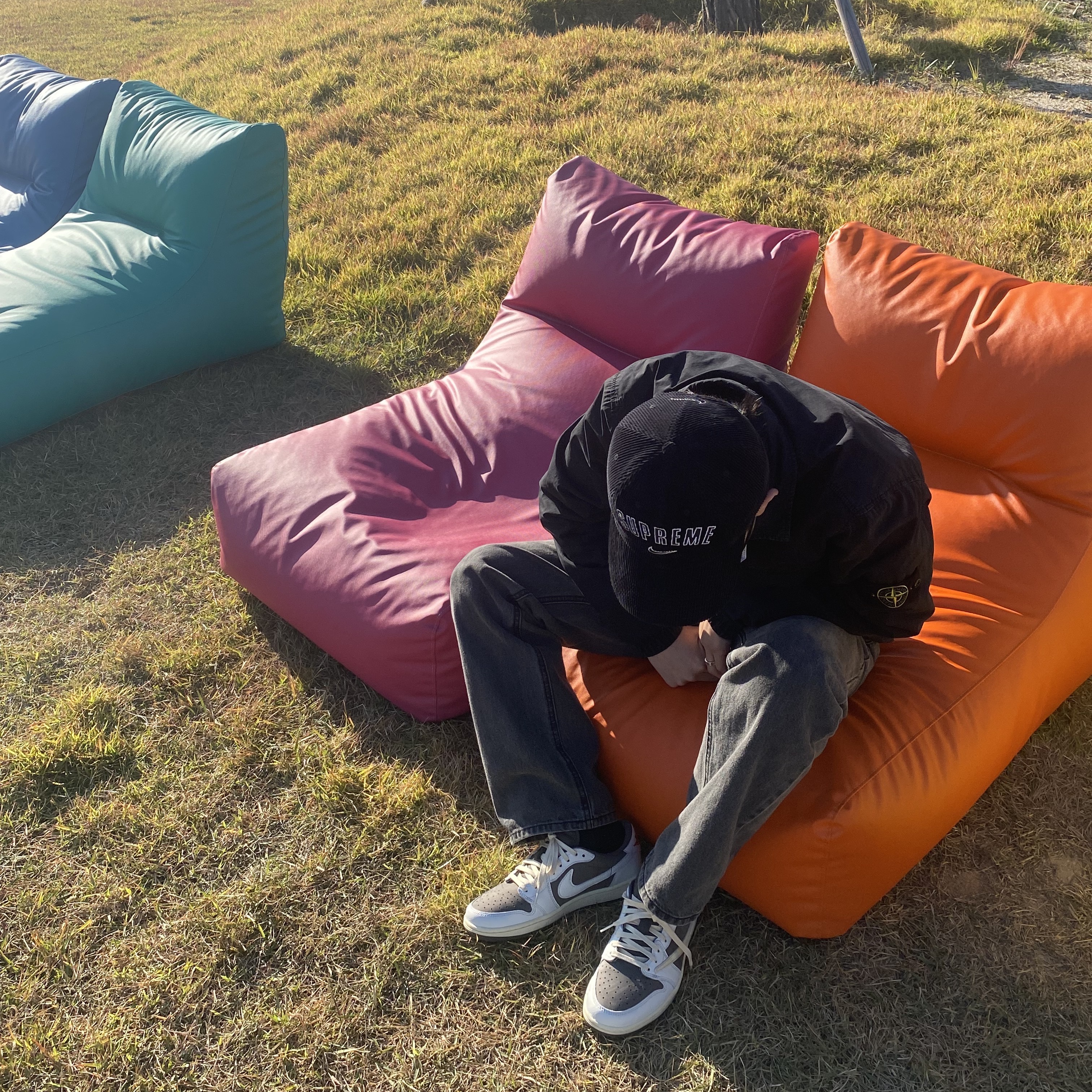 Jordan 1 x Travis Scott Retro Low OG SP Sail and Ridgerock, Supreme x Nike Arc Corduroy 6-Panel Black - 22SS 착용 스타일