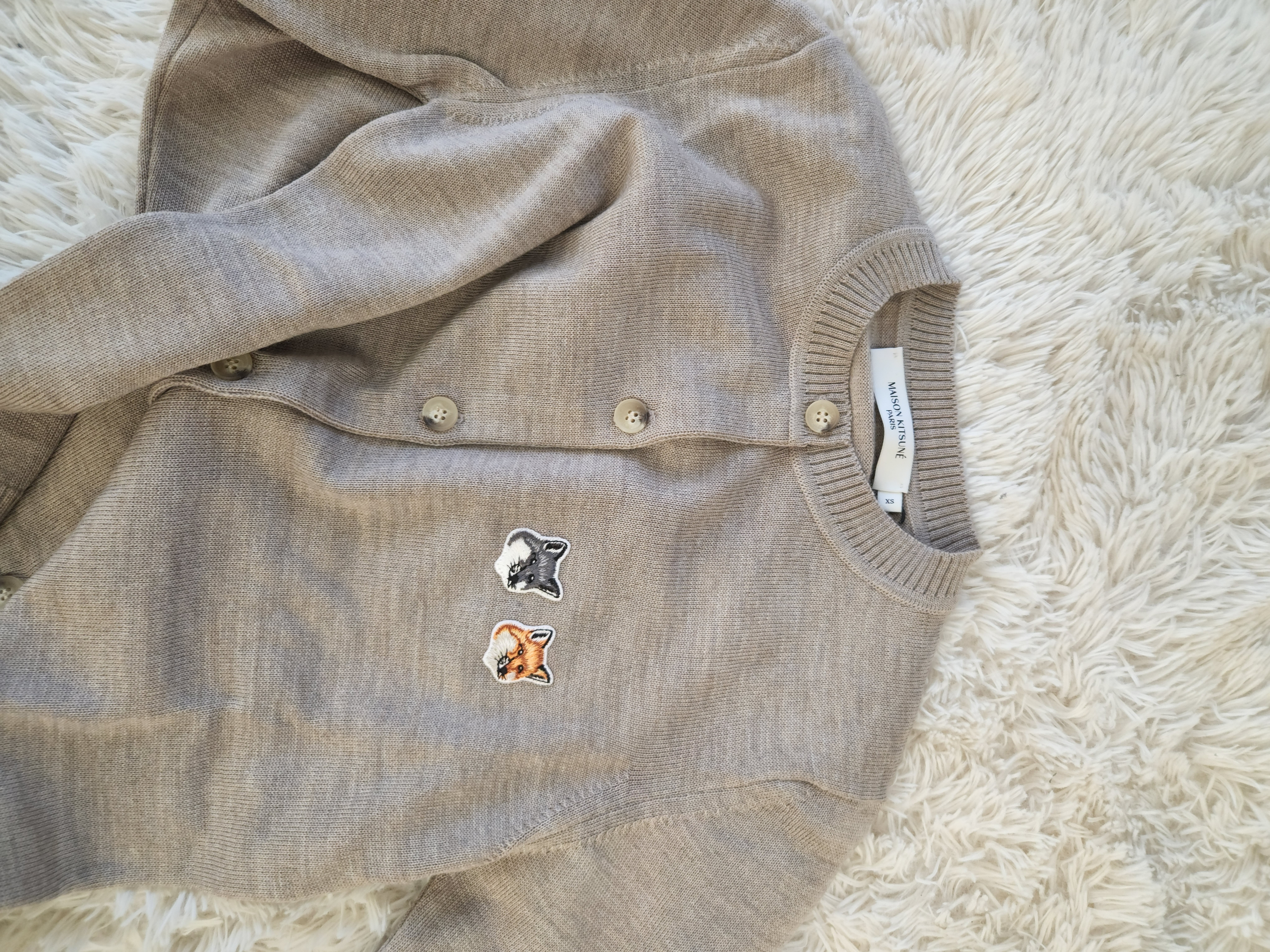 (W) Maison Kitsune Double Fox Head Patch R-Neck Cardigan Beige Melange 착용 스타일 - 2