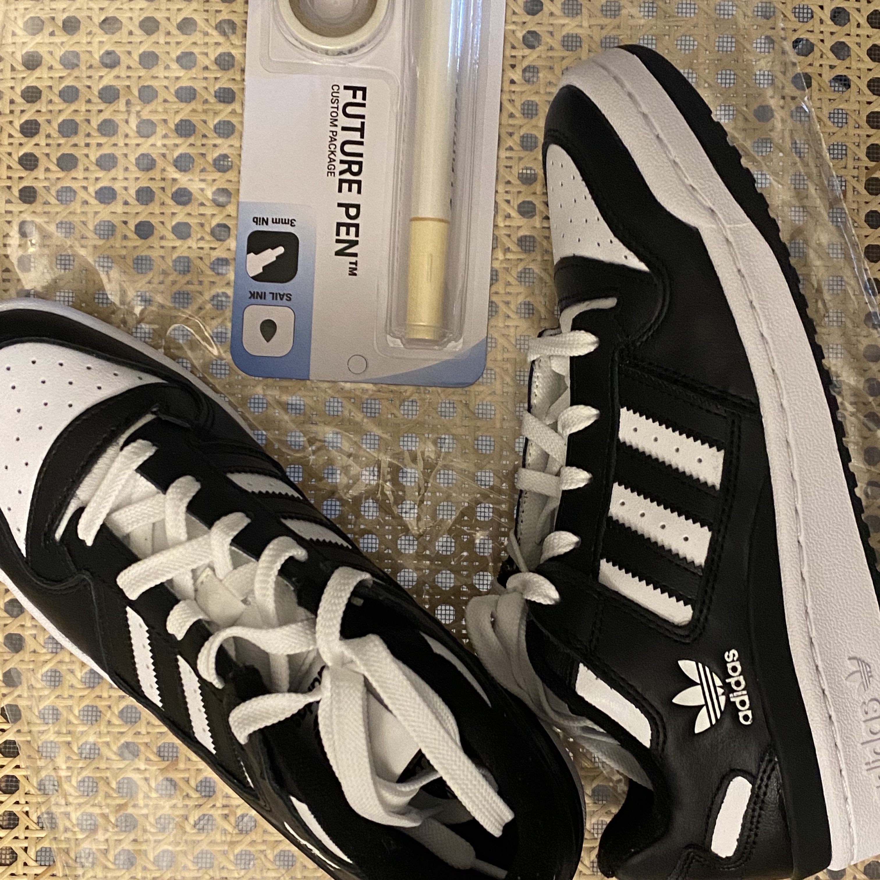 Adidas Forum Low Core Black Cloud White 착용 스타일 - 1