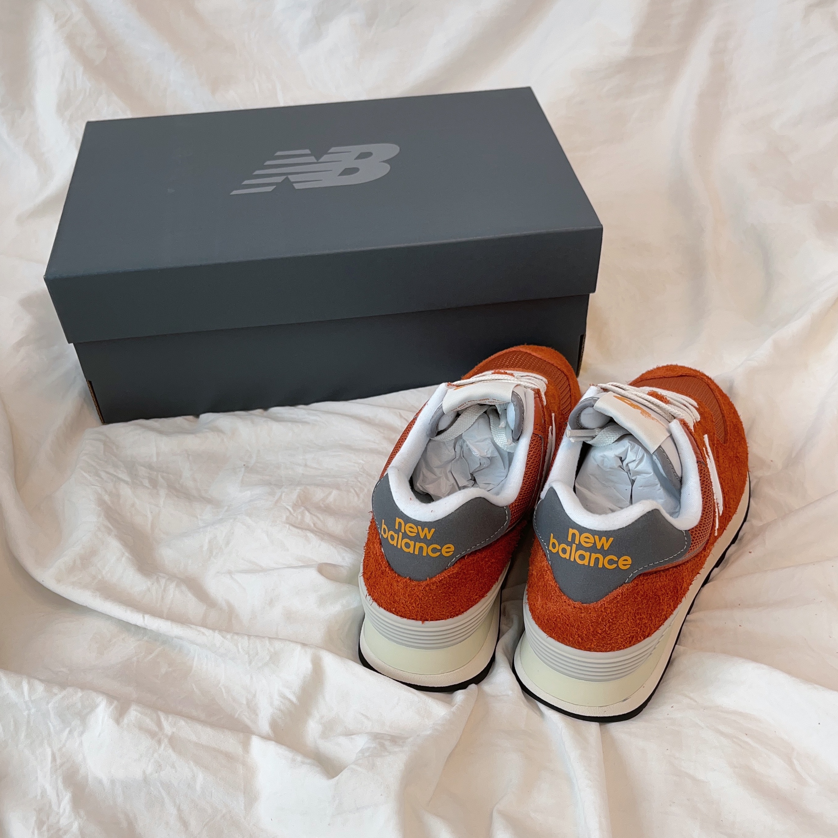 New Balance 574 Heritage Orange Burst White 착용 스타일 - 2