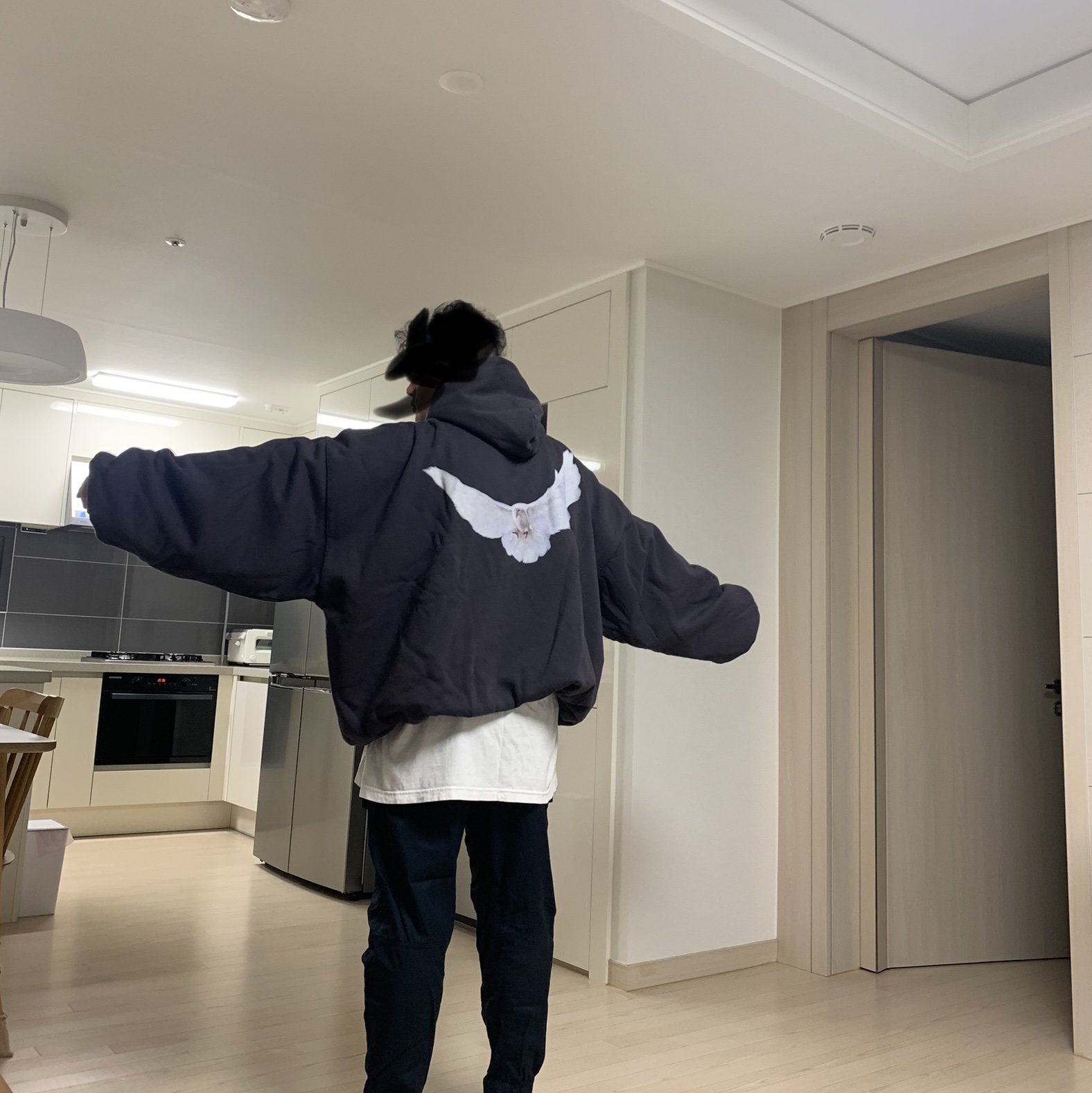 Yeezy Gap Engineered By Balenciaga Dove Hoodie Dark Grey 착용 스타일 - 2